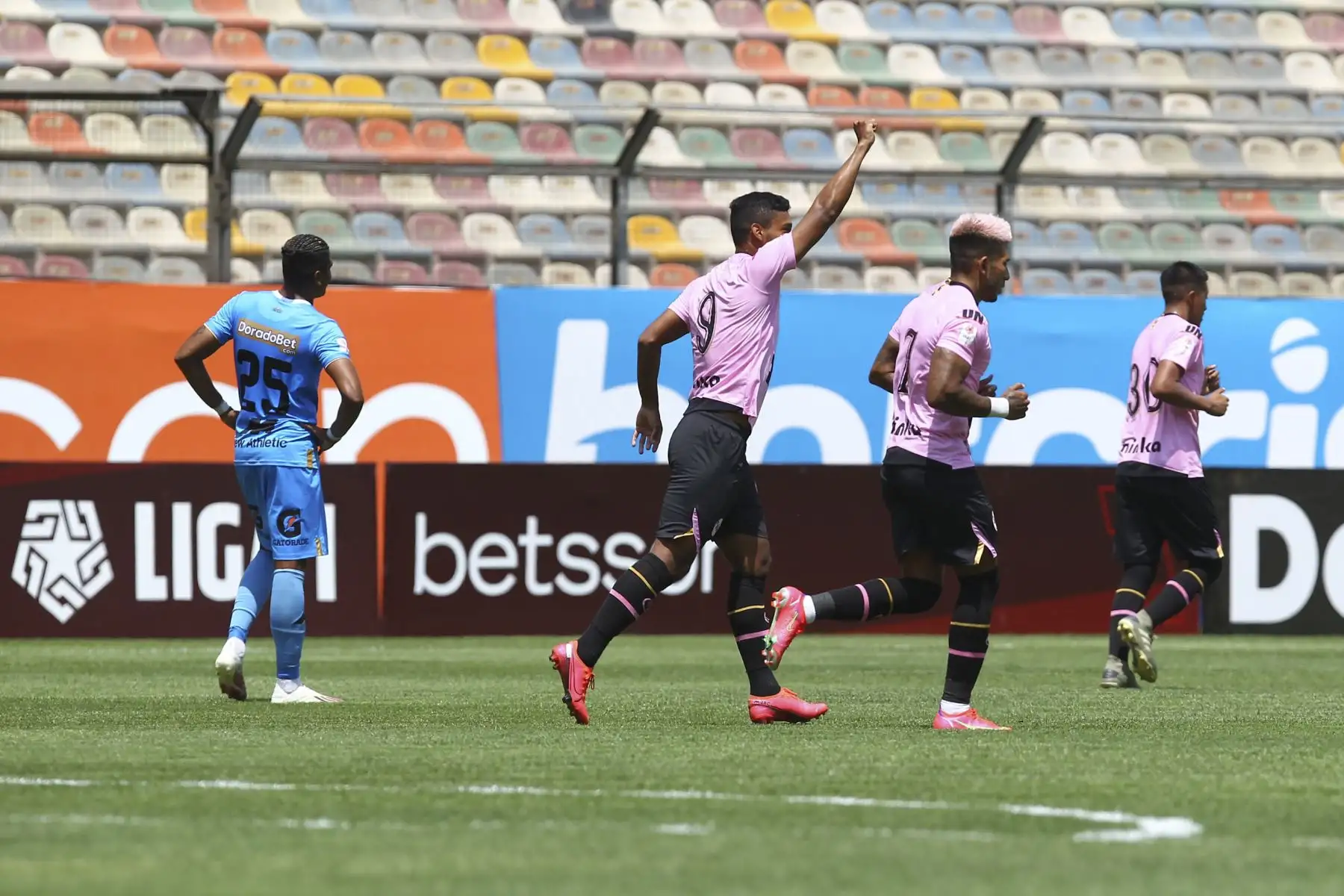 Jorman Aguilar anota el primer gol para Sport Boys ante Binacional por la tercera jornada de la Liga 1, en el estadio Alejandro Villanueva. Foto: Liga 1