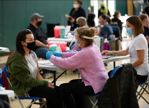 Florida inicia vacunación a mayores de 40 mientras suben variantes de covid.