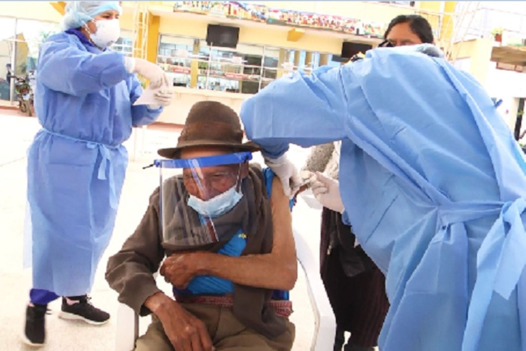 Hoy 29 de marzo comenzó la inmunización con los adultos mayores del programa social Amachay y Pensión 65 en Huancayo, El Tambo y Chilca;