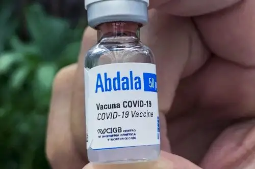 El gobierno pretende iniciar en junio la campaña de vacunación nacional con su propio inmunizante, que, en caso de concluir exitosamente todas las fases de ensayos, sería el primero concebido y desarrollado en América Latina. Foto: AFP