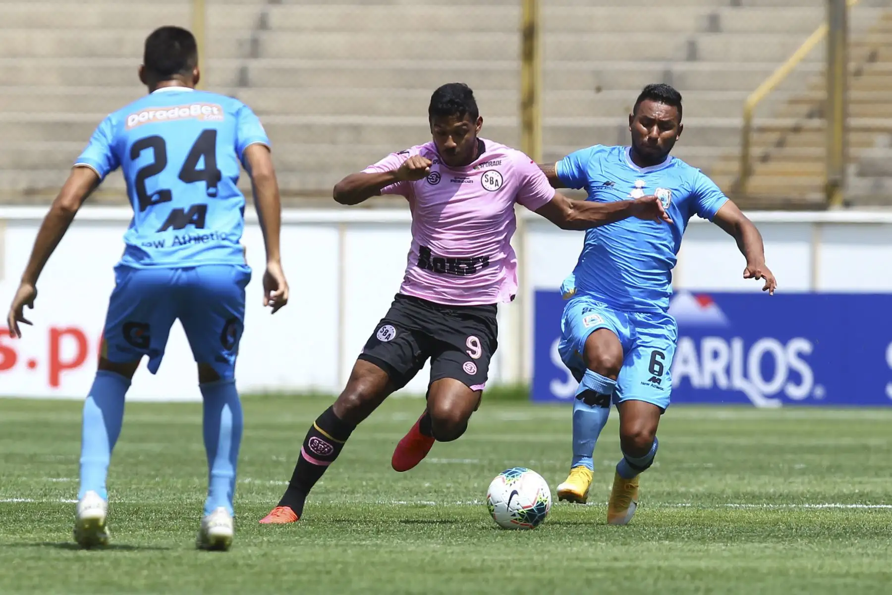 J. Aguilar de Sport Boys se enfrenta ante la marca A. Ojeda de Binacional por la tercera jornada de la Liga 1, en el estadio Alejandro Villanueva. Foto: Liga 1
