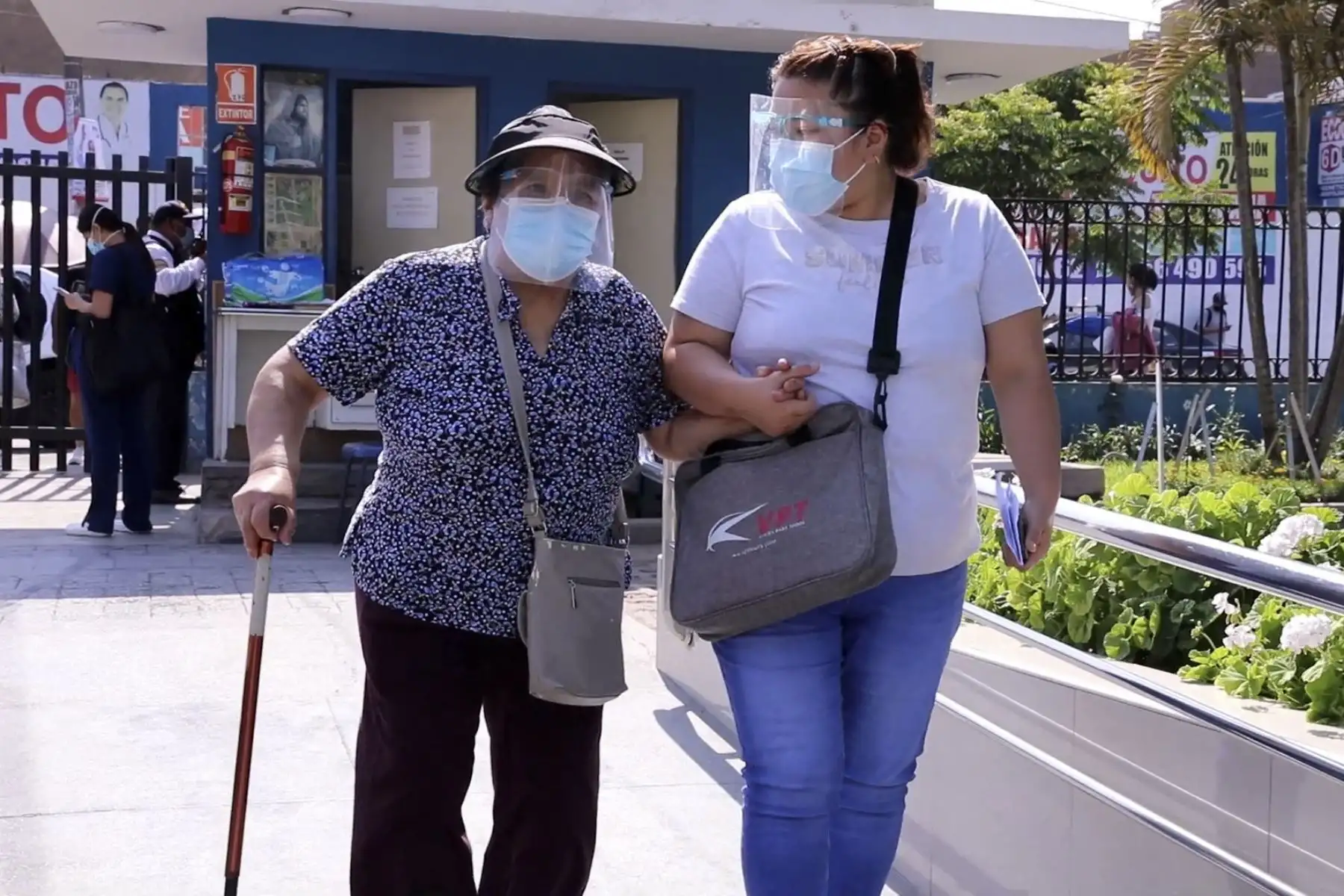 Cerca del 50% personas a cargo de familiares enfermos padecen el trastorno conocido como “Síndrome del Cuidador”. Especialistas del Hospital Almenara explican que este trastorno se manifiesta con angustia, tensión, tristeza, irritabilidad y sentimiento de culpa. Foto: EsSalud