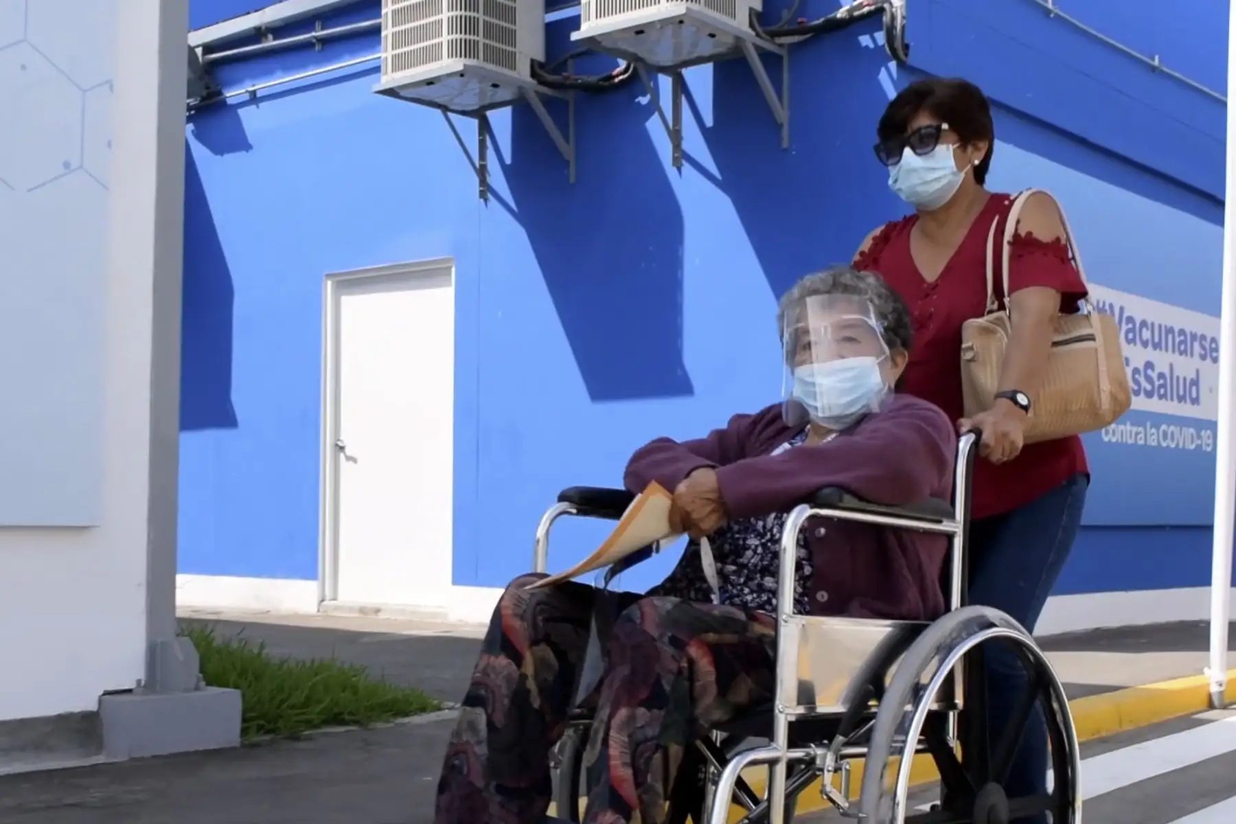 Cerca del 50% personas a cargo de familiares enfermos padecen el trastorno conocido como “Síndrome del Cuidador”. Especialistas del Hospital Almenara explican que este trastorno se manifiesta con angustia, tensión, tristeza, irritabilidad y sentimiento de culpa. Foto: EsSalud