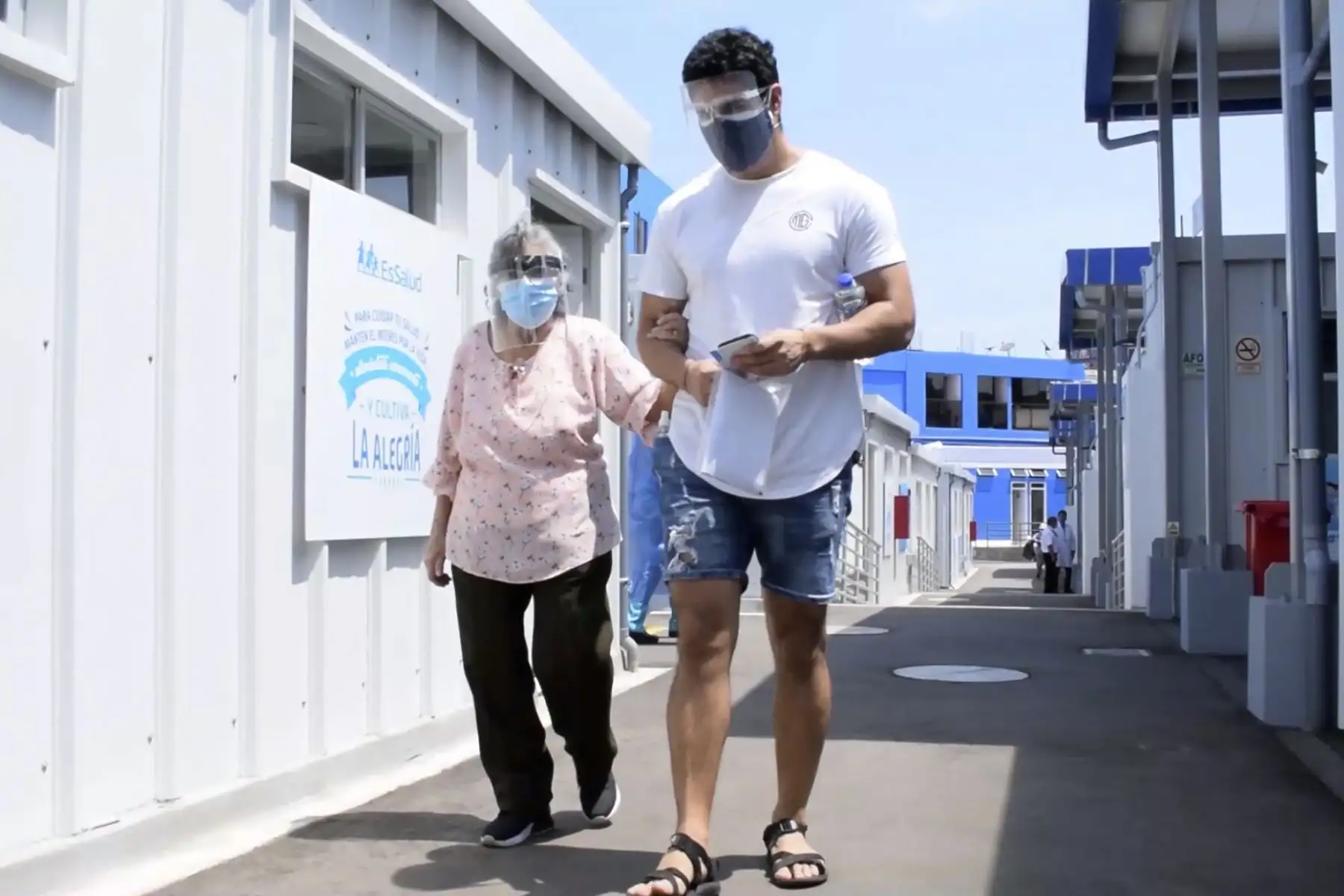 Cerca del 50% personas a cargo de familiares enfermos padecen el trastorno conocido como “Síndrome del Cuidador”. Especialistas del Hospital Almenara explican que este trastorno se manifiesta con angustia, tensión, tristeza, irritabilidad y sentimiento de culpa. Foto: EsSalud