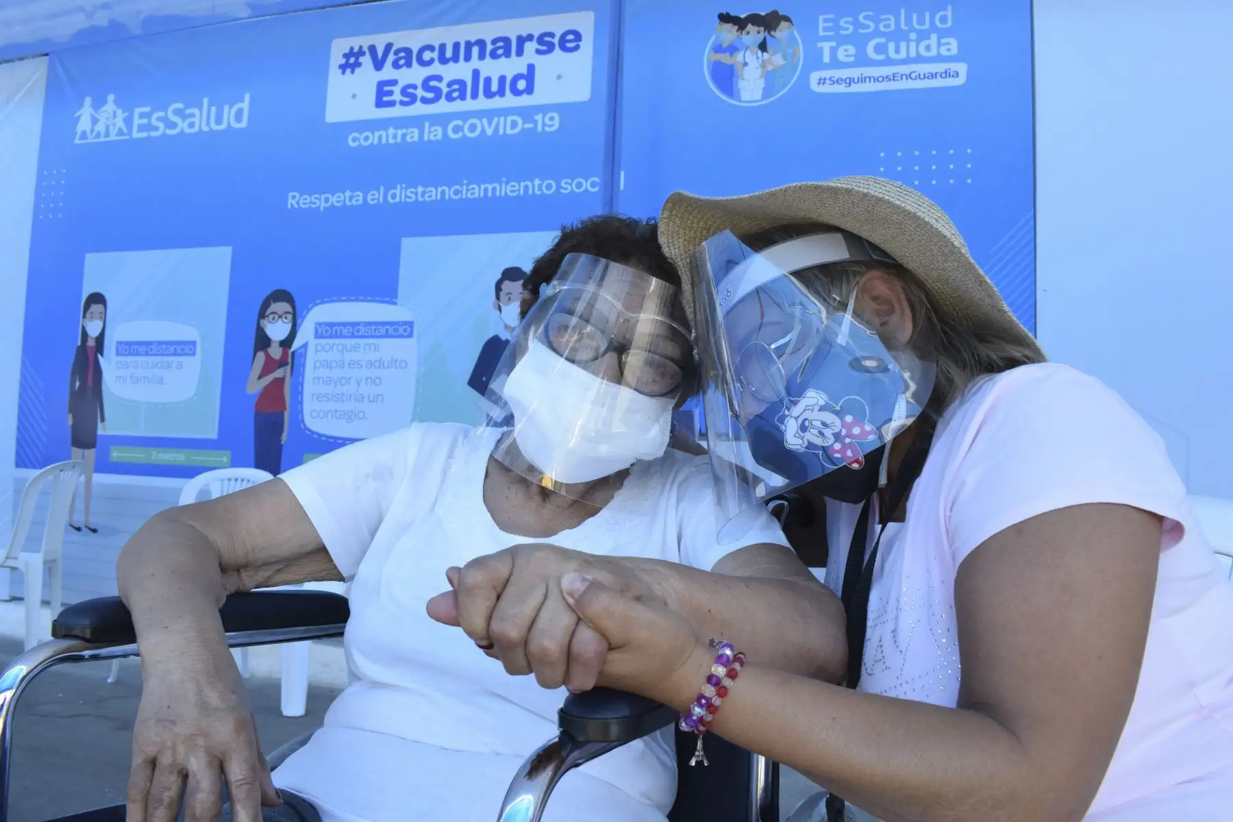 Cerca del 50% personas a cargo de familiares enfermos padecen el trastorno conocido como “Síndrome del Cuidador”. Especialistas del Hospital Almenara explican que este trastorno se manifiesta con angustia, tensión, tristeza, irritabilidad y sentimiento de culpa. Foto: EsSalud