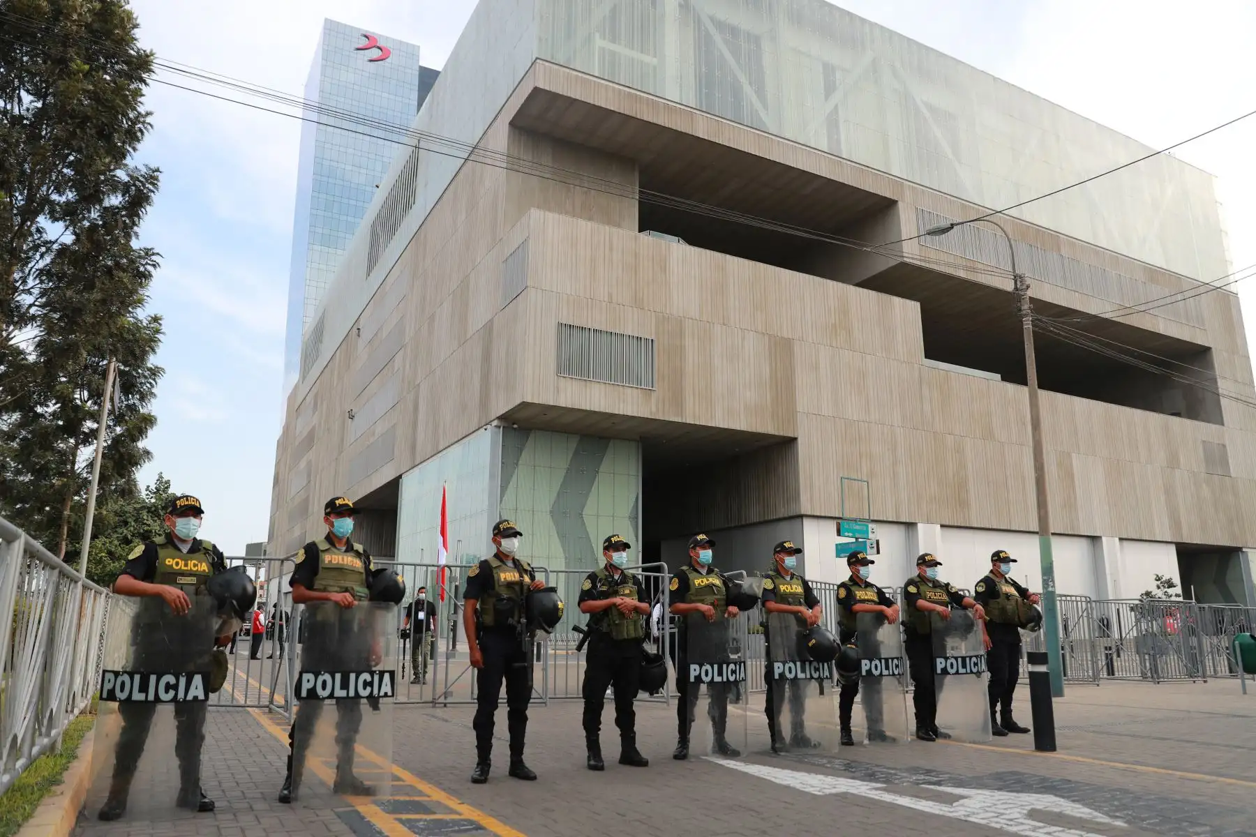 Medidas de seguridad en los exteriores del Centro de Convenciones de Lima, donde se realizará el debate de los candidatos presidenciales, organizado por el Jurado Nacional de Elecciones. 
Foto: ANDINA/Carla Patiño Ramírez