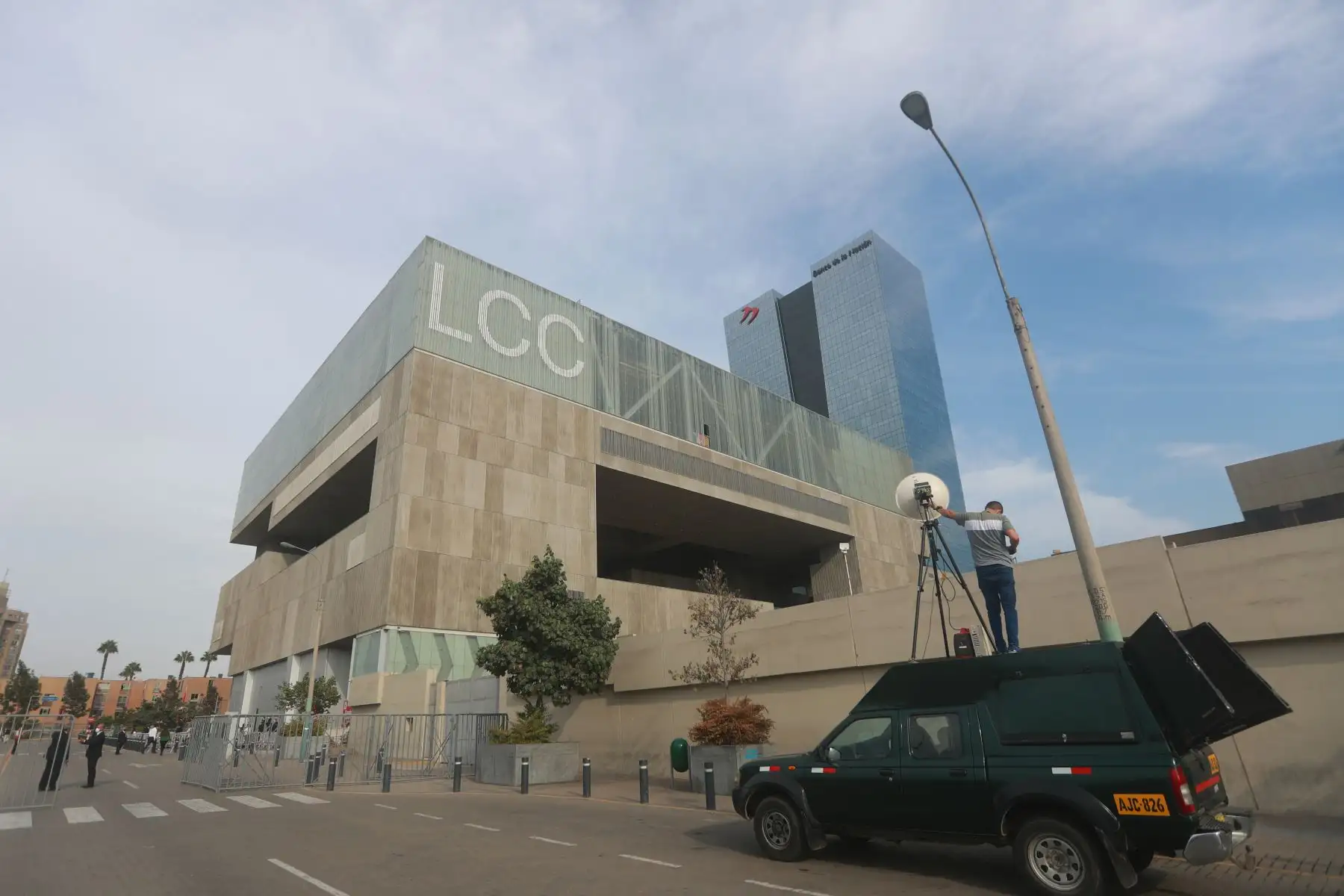 Medidas de seguridad en los exteriores del Centro de Convenciones de Lima, donde se realizará el debate de los candidatos presidenciales, organizado por el Jurado Nacional de Elecciones. 
Foto: ANDINA/Carla Patiño Ramírez
