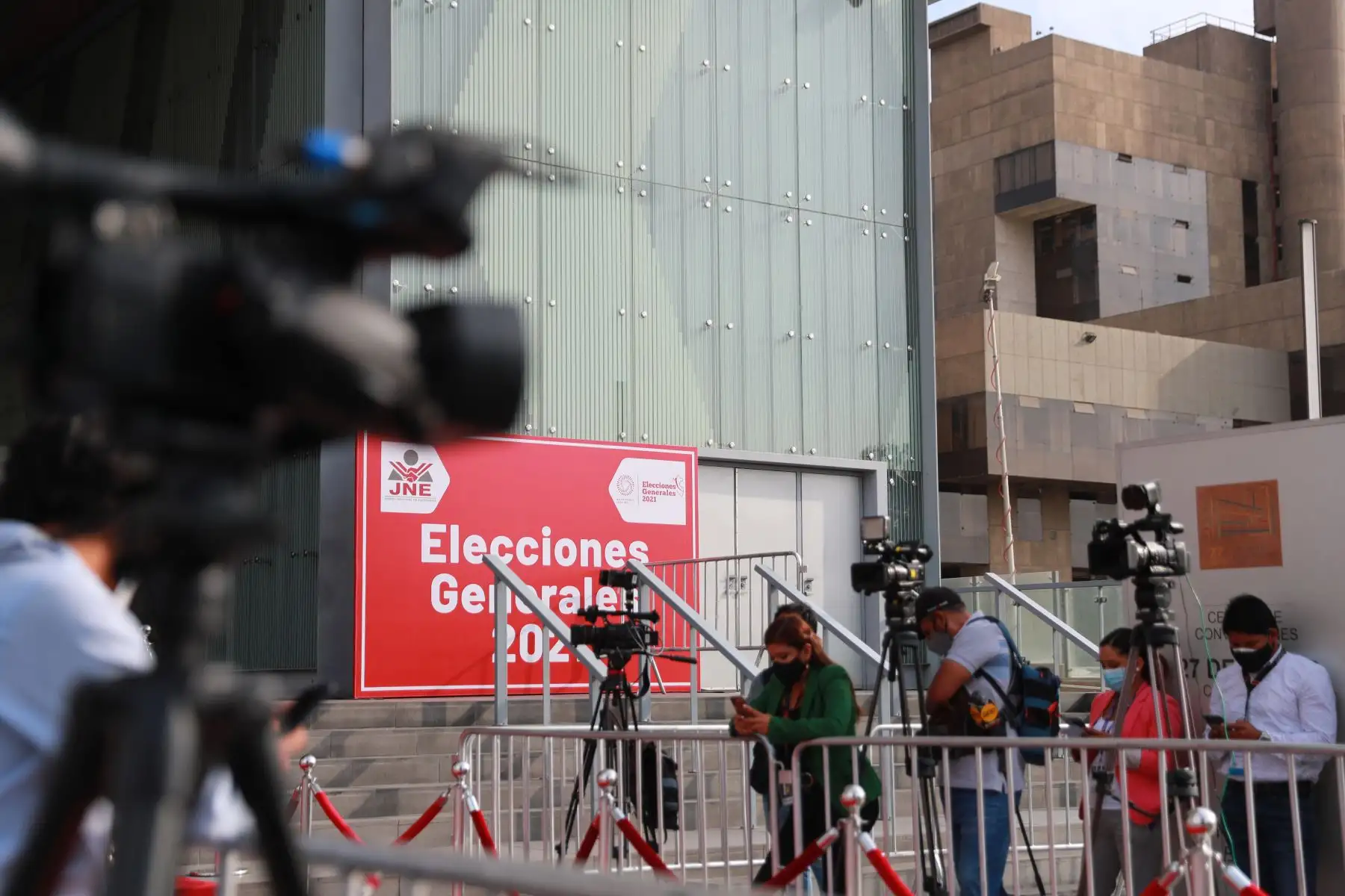 Exteriores del Centro de Convenciones de Lima, donde se realizará el debate de los candidatos presidenciales, organizado por el Jurado Nacional de Elecciones. 
Foto: ANDINA/Carla Patiño Ramírez