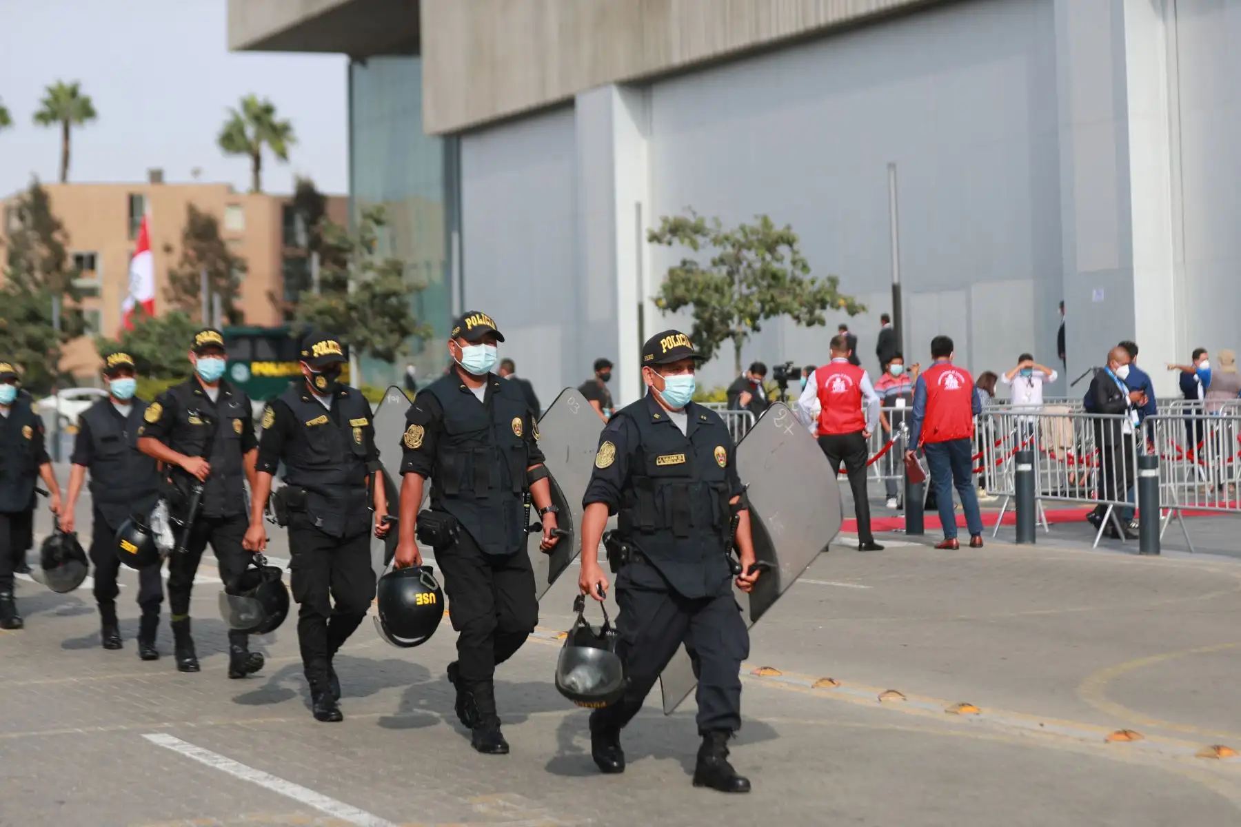 Medidas de seguridad en los exteriores del Centro de Convenciones de Lima, donde se realizará el debate de los candidatos presidenciales, organizado por el Jurado Nacional de Elecciones. 
Foto: ANDINA/Carla Patiño Ramírez