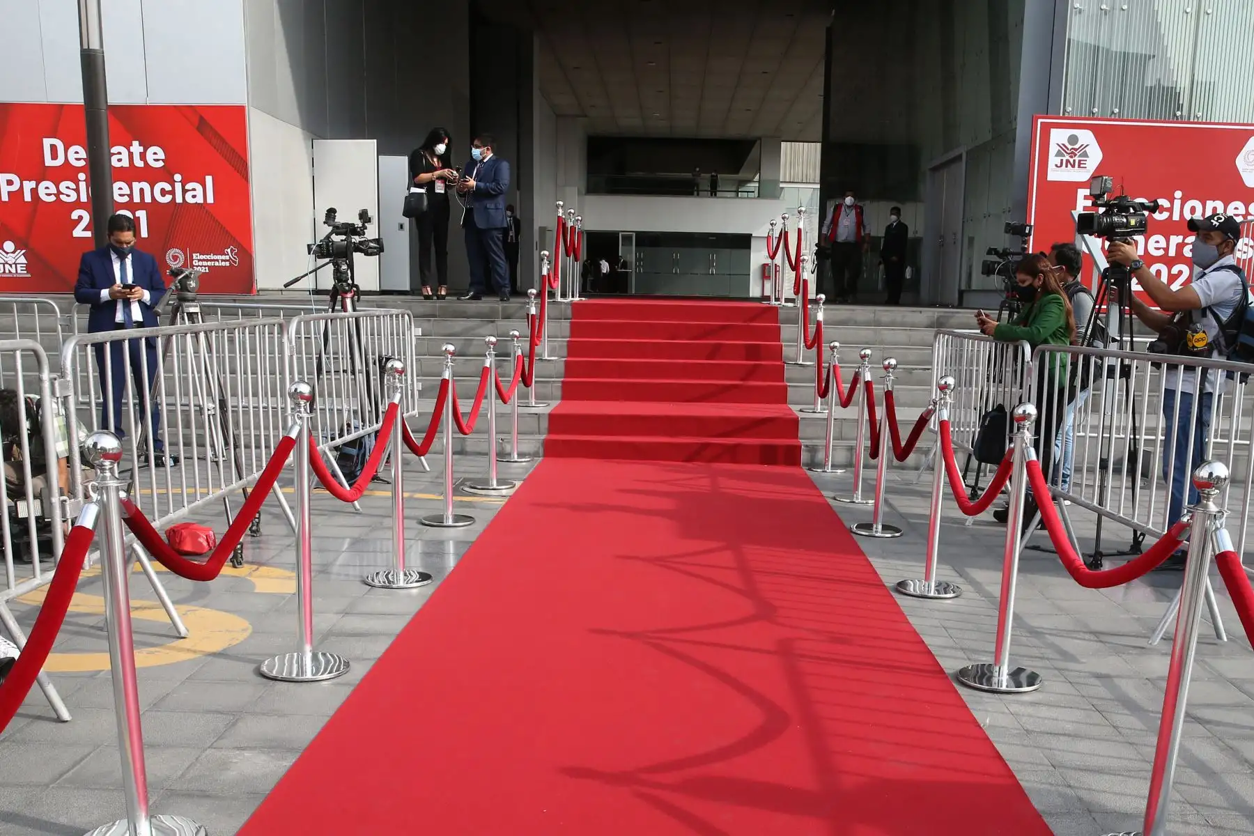 Exteriores del Centro de Convenciones de Lima, donde se realizará el debate de los candidatos presidenciales, organizado por el Jurado Nacional de Elecciones. 
Foto: ANDINA/Vidal Tarqui