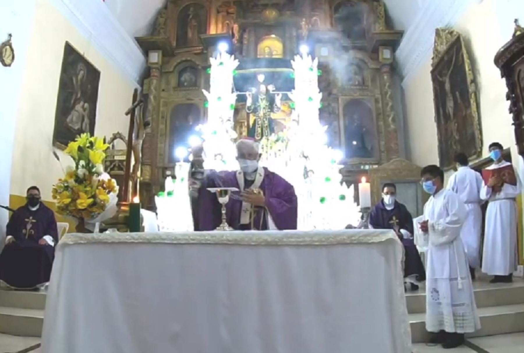 Arzobispo de Ayacucho, monseñor Salvador Piñeiro, celebra misa en honor al Señor del Huerto, en el marco de la Semana Santa que se celebra este 2021 de manera virtual debido a la pandemia del covid-19.
