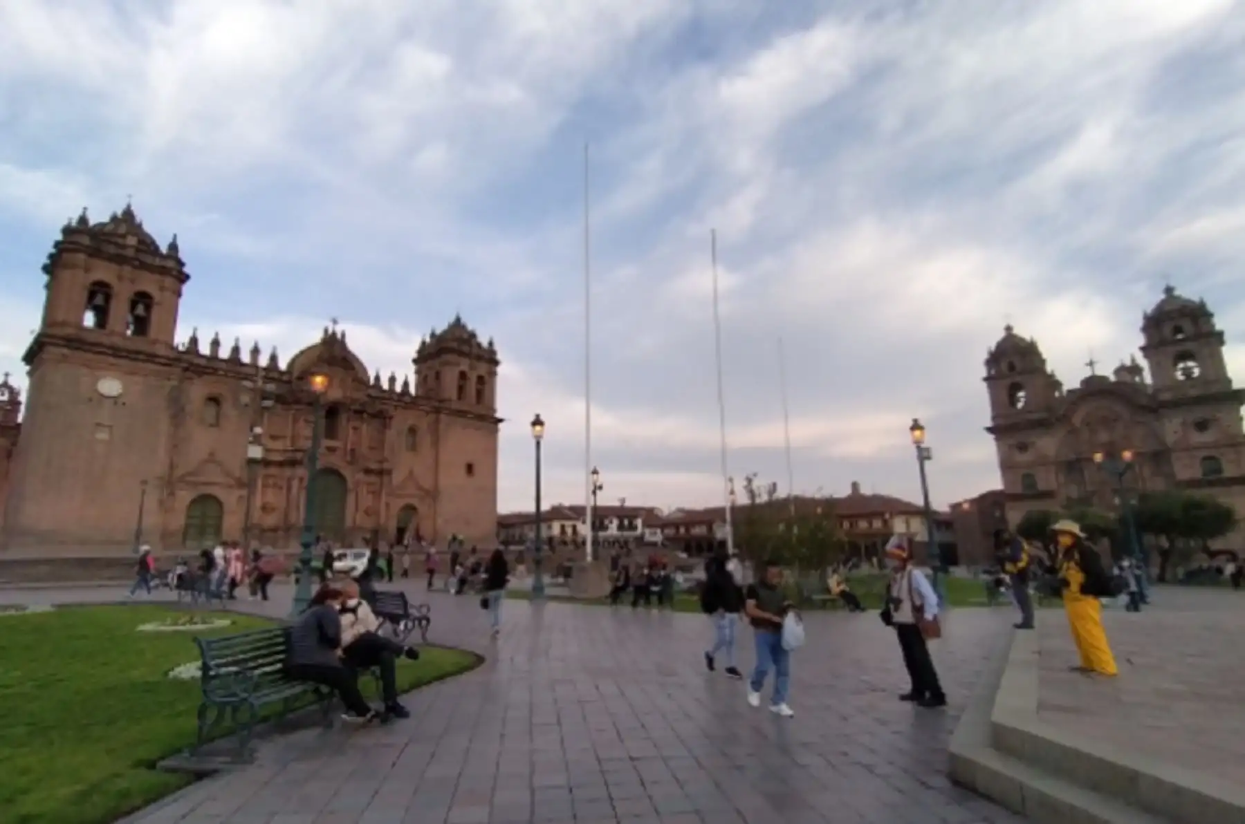 Los turistas nacionales y extranjeros ya podrán recorrer la basílica Catedral del Cusco y la Compañía de Jesús ,que ya cuentan con el sello Safe Travels que los certifica como destinos seguros en la Ciudad Imperial.