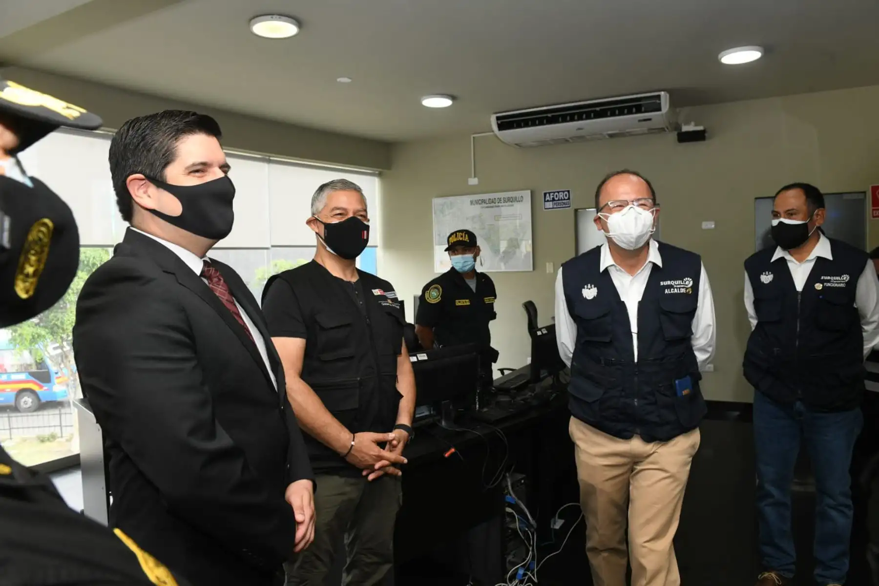 El ministro del Interior, José Elice, realizó diversas actividades en surquillo. Visitó la Central de Videovigilancia, una planta de oxígeno medicinal y el Centro Emergencia Mujer de Surquillo. Foto: Mininter