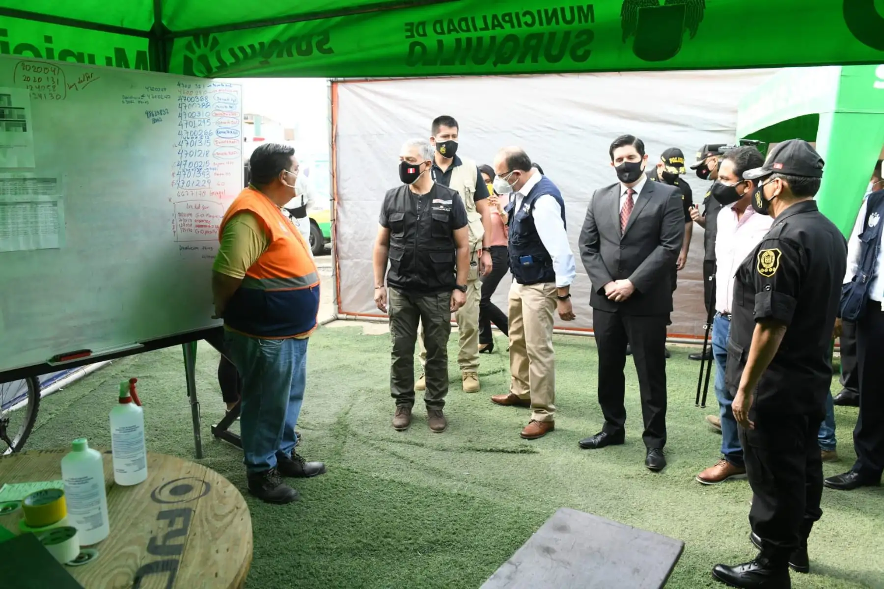 El ministro del Interior, José Elice, realizó diversas actividades en surquillo. Visitó la Central de Videovigilancia, una planta de oxígeno medicinal y el Centro Emergencia Mujer de Surquillo. Foto: Mininter