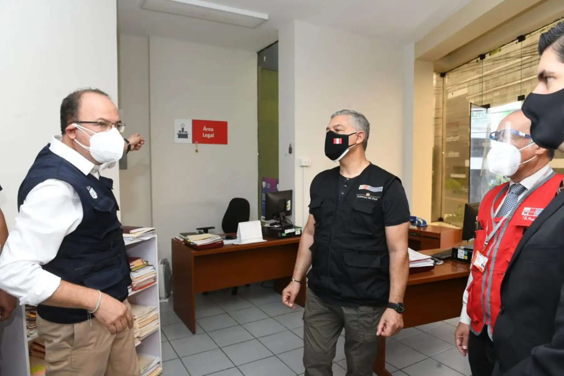 El ministro del Interior, José Elice, realizó diversas actividades en surquillo. Visitó la Central de Videovigilancia, una planta de oxígeno medicinal y el Centro Emergencia Mujer de Surquillo. Foto: Mininter