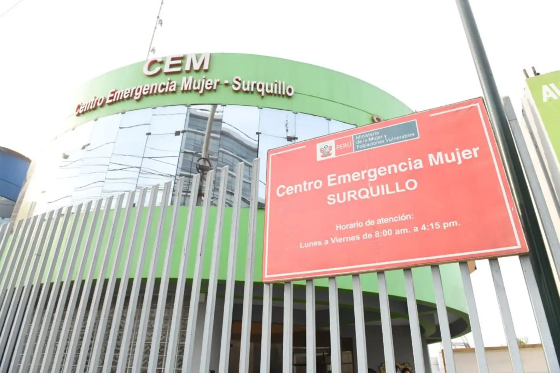El ministro del Interior, José Elice, realizó diversas actividades en surquillo. Visitó la Central de Videovigilancia, una planta de oxígeno medicinal y el Centro Emergencia Mujer de Surquillo. Foto: Mininter