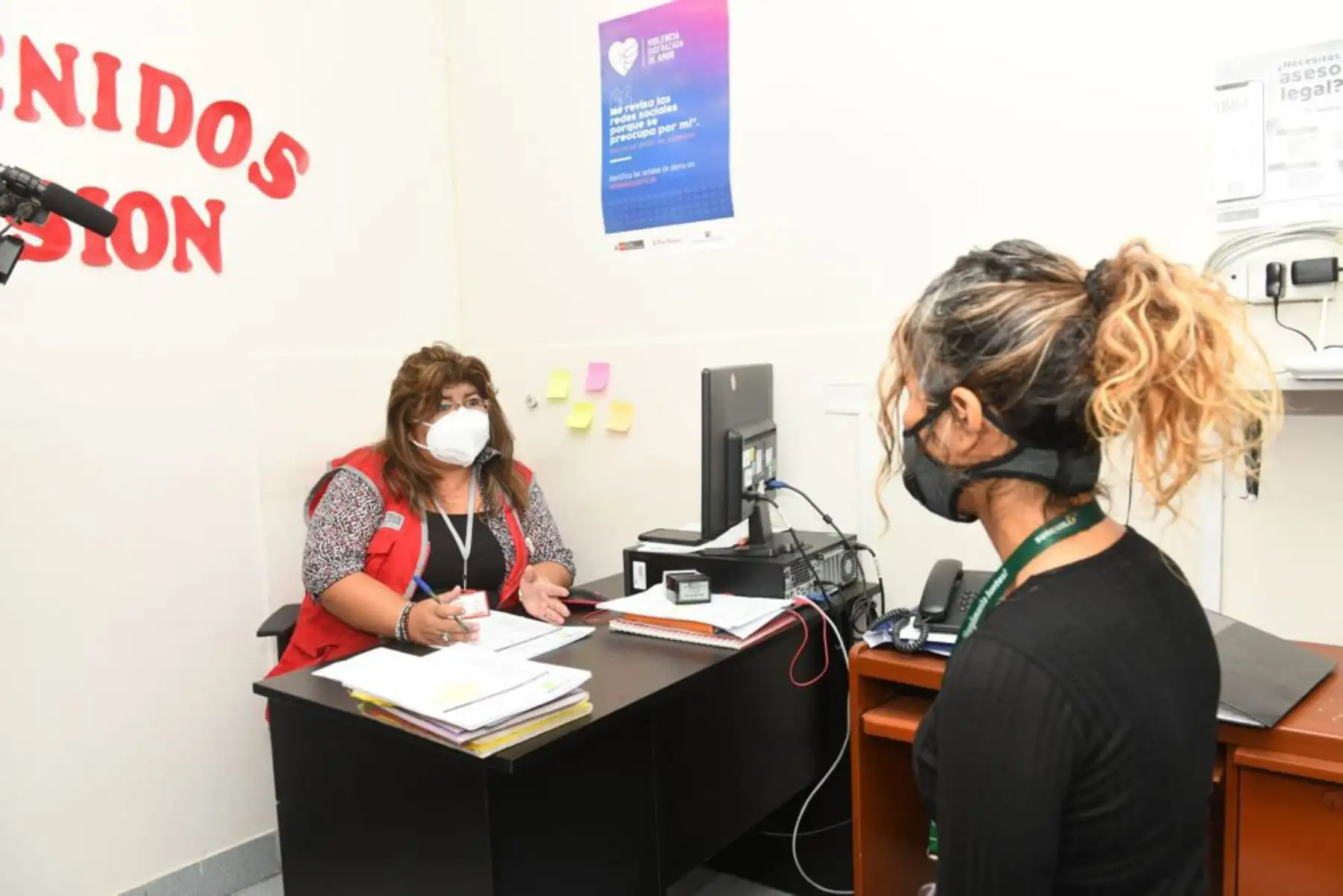El ministro del Interior, José Elice, realizó diversas actividades en surquillo. Visitó la Central de Videovigilancia, una planta de oxígeno medicinal y el Centro Emergencia Mujer de Surquillo. Foto: Mininter