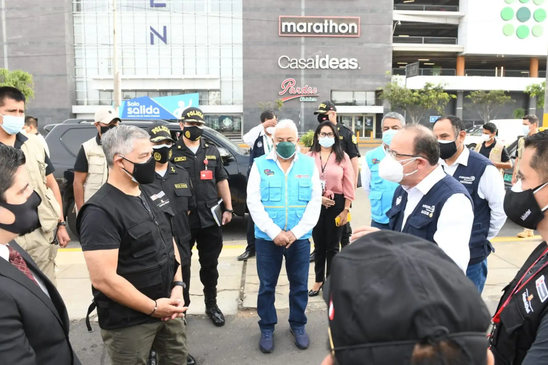 El ministro del Interior, José Elice, realizó diversas actividades en surquillo. Visitó la Central de Videovigilancia, una planta de oxígeno medicinal y el Centro Emergencia Mujer de Surquillo. Foto: Mininter