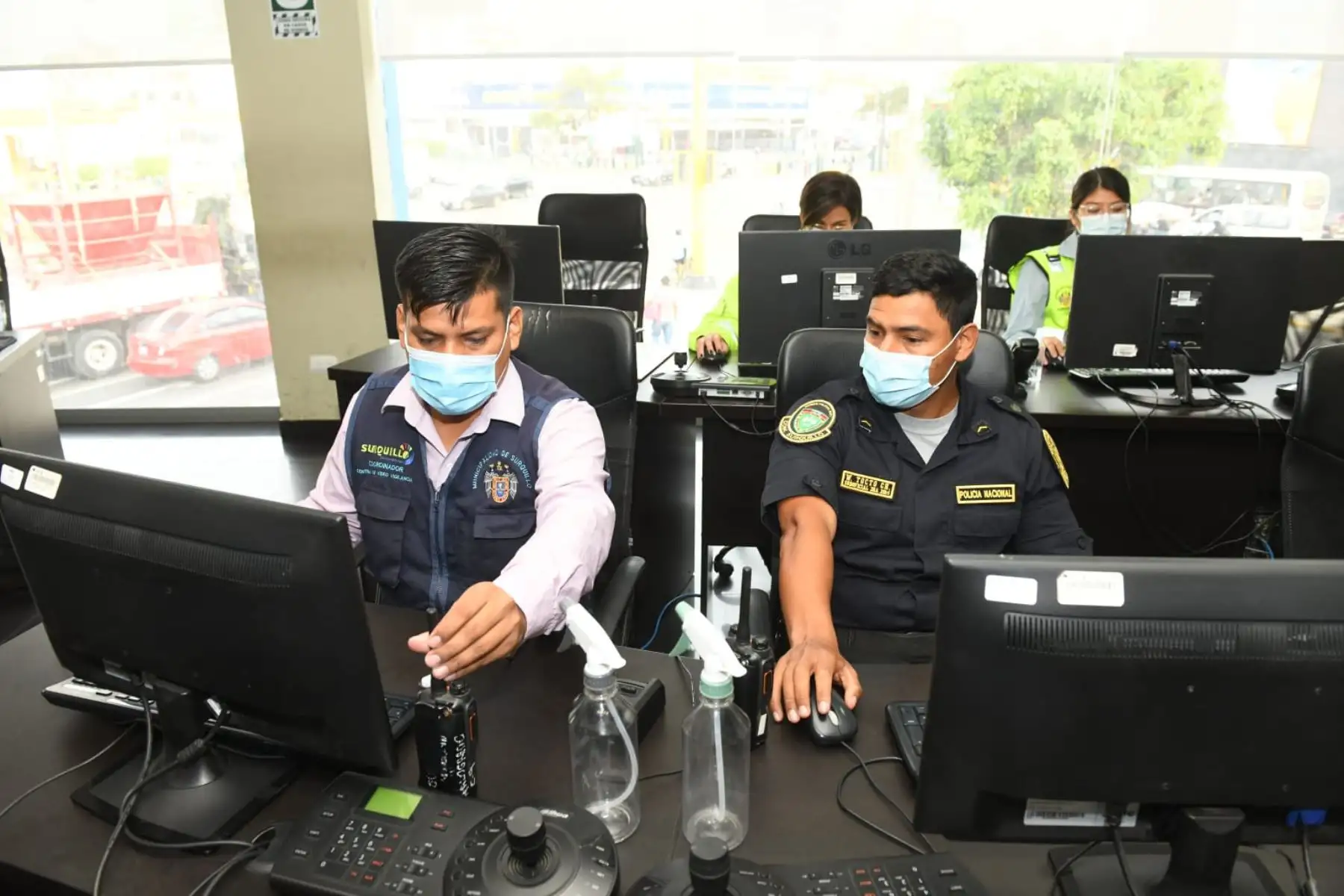El ministro del Interior, José Elice, realizó diversas actividades en surquillo. Visitó la Central de Videovigilancia, una planta de oxígeno medicinal y el Centro Emergencia Mujer de Surquillo. Foto: Mininter