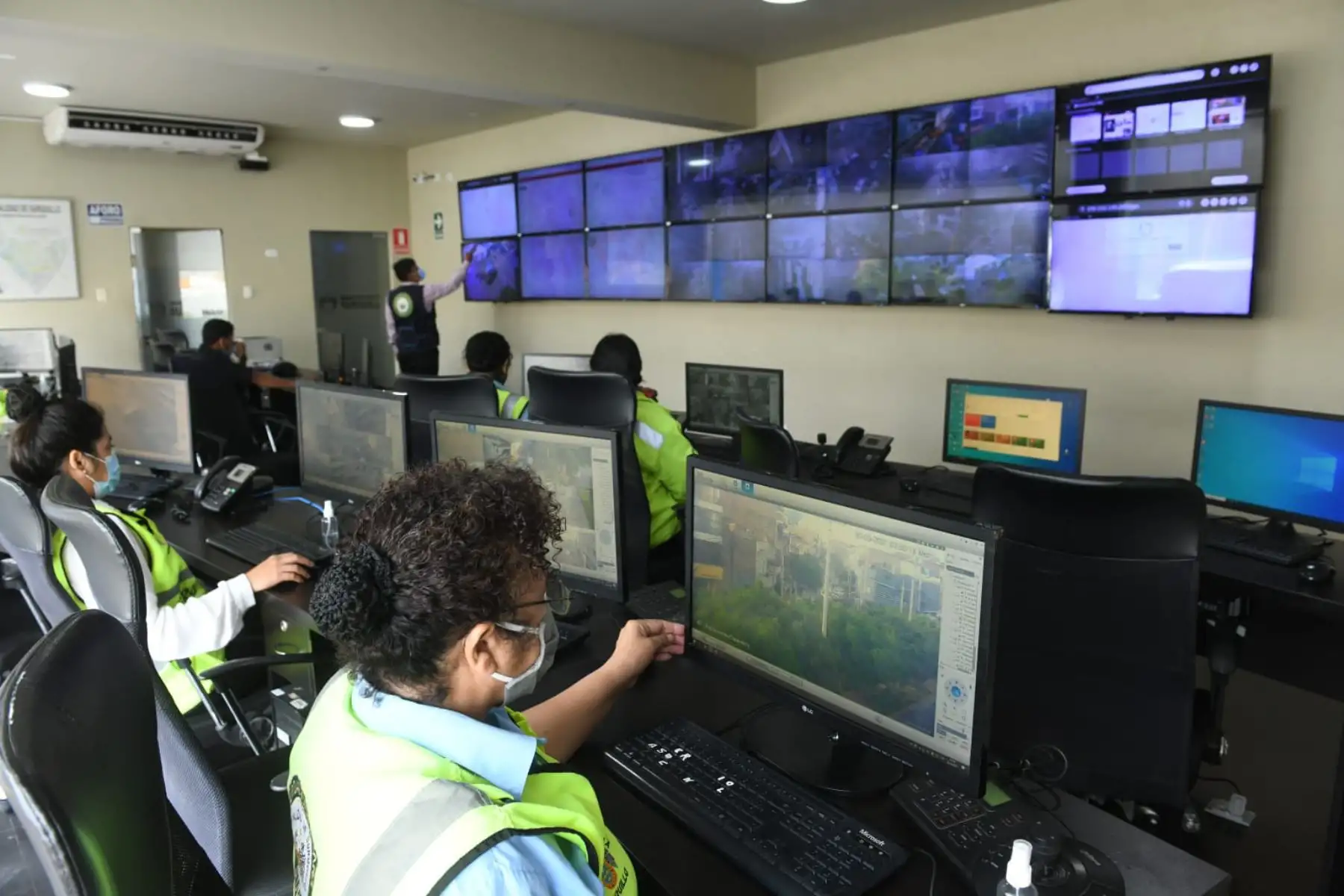 El ministro del Interior, José Elice, realizó diversas actividades en surquillo. Visitó la Central de Videovigilancia, una planta de oxígeno medicinal y el Centro Emergencia Mujer de Surquillo. Foto: Mininter