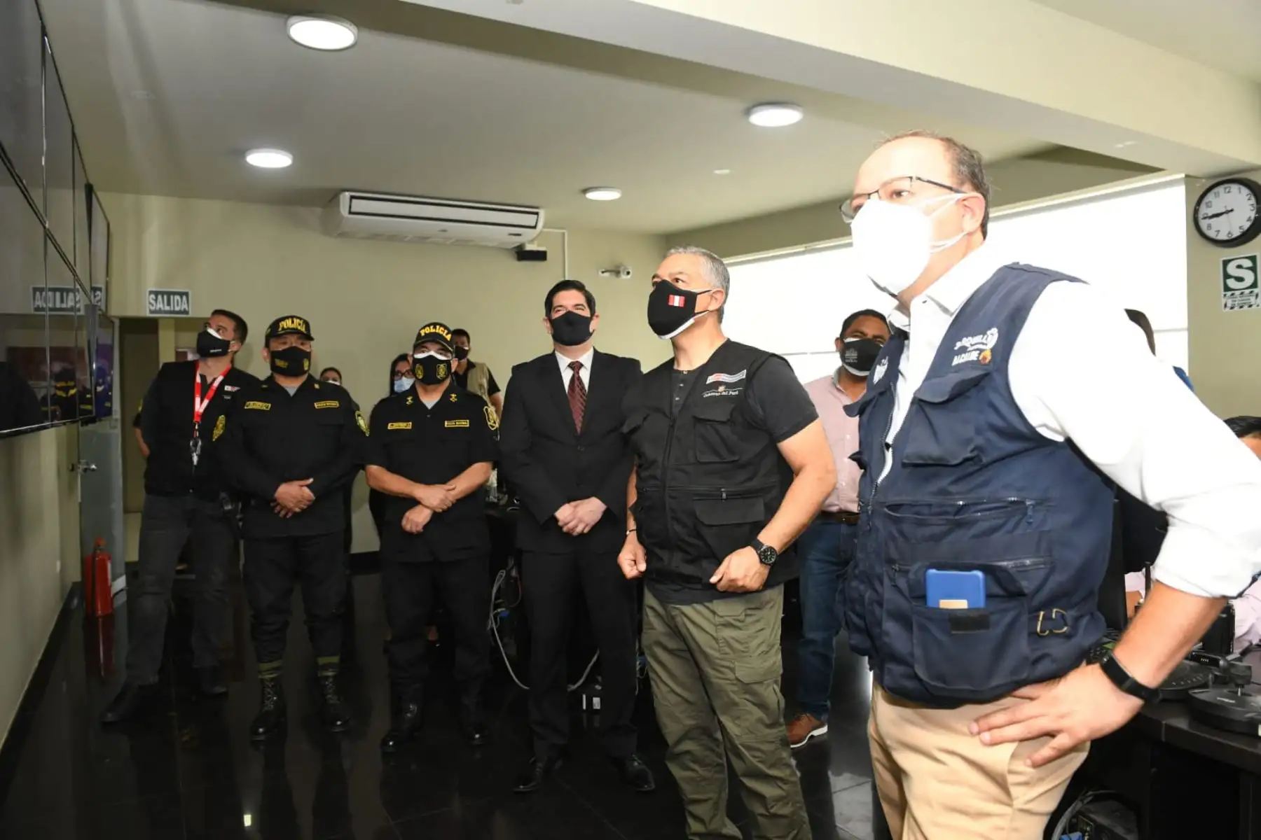El ministro del Interior, José Elice, realizó diversas actividades en surquillo. Visitó la Central de Videovigilancia, una planta de oxígeno medicinal y el Centro Emergencia Mujer de Surquillo. Foto: Mininter
