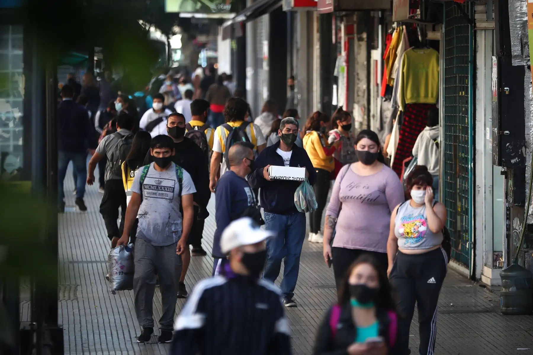 Personas caminan por una zona de ventas informales el 23 de marzo del 2021, en la ciudad de Buenos Aires, Argentina. Foto: EFE