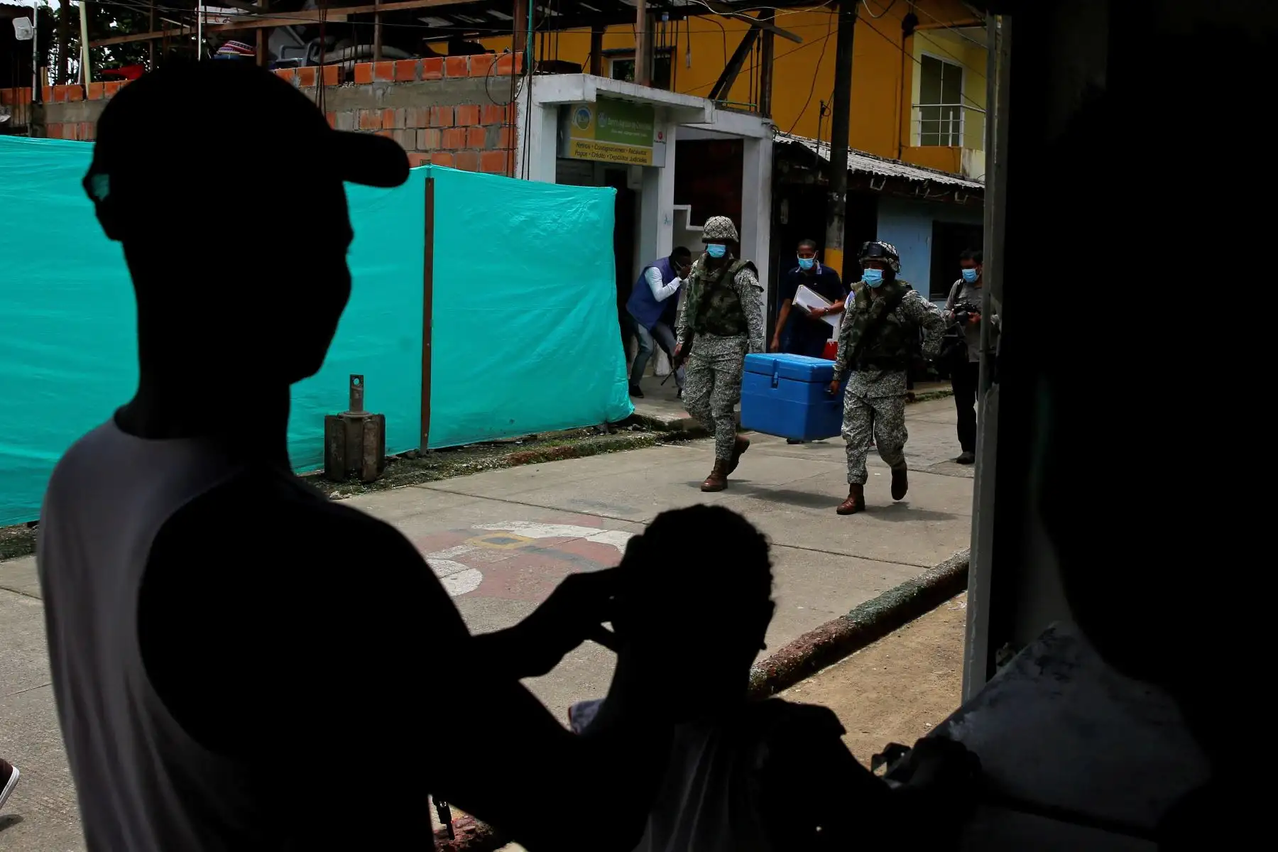 Miembros de la Armada Colombiana prestan seguridad a un lote de vacunas contra la covid-19 en Docordó, cabecera municipal de Litoral de San Juan, el 27 de marzo de 2021, en el departamento de Chocó, en Colombia. Foto: EFE