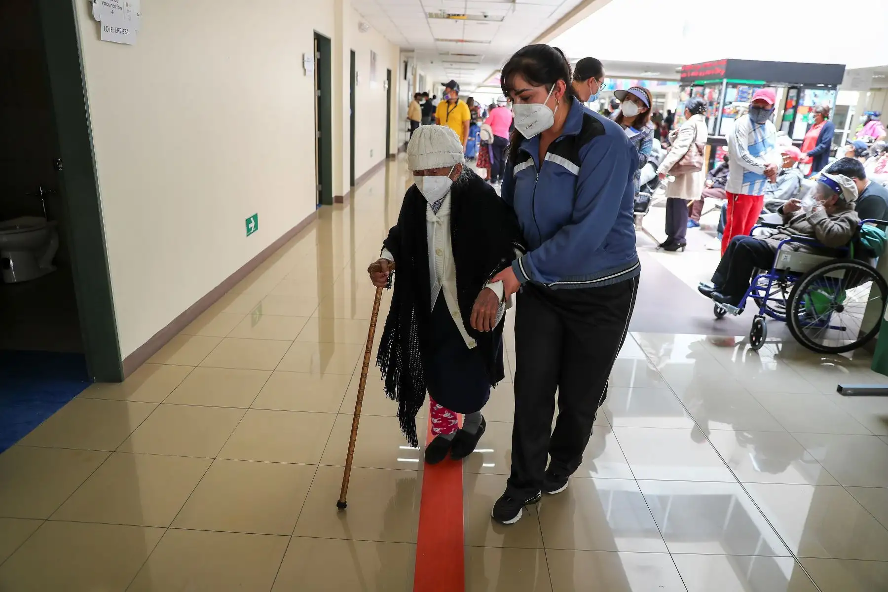 Una adulta mayor ingresa hoy en el Hospital Luz Elena Arismendi para ser vacunada contra la covid-19, en Quito, Ecuador. Foto: EFE