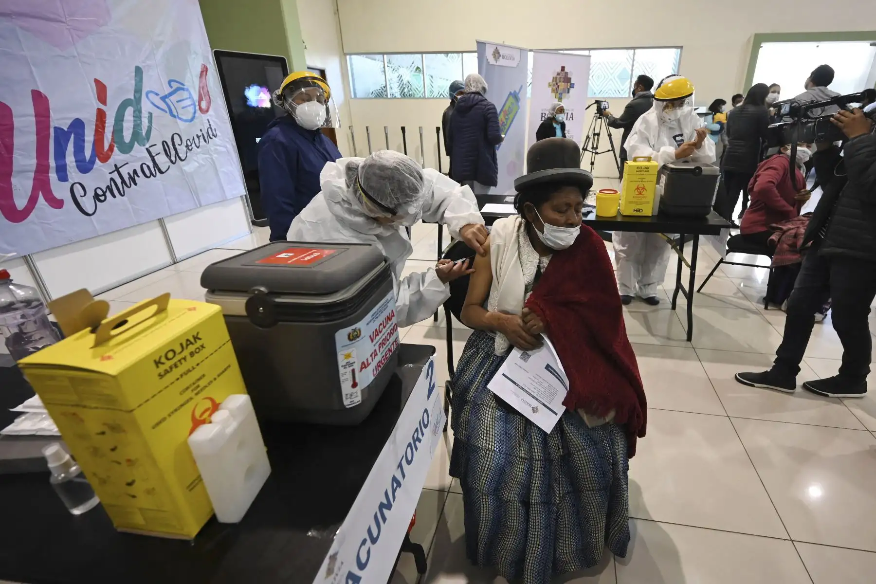 Un paciente de riesgo recibe una inyección de la vacuna Sinopharm de China contra la nueva enfermedad del coronavirus en un centro de salud de La Paz, el 1 de marzo de 2021. Foto: AFP