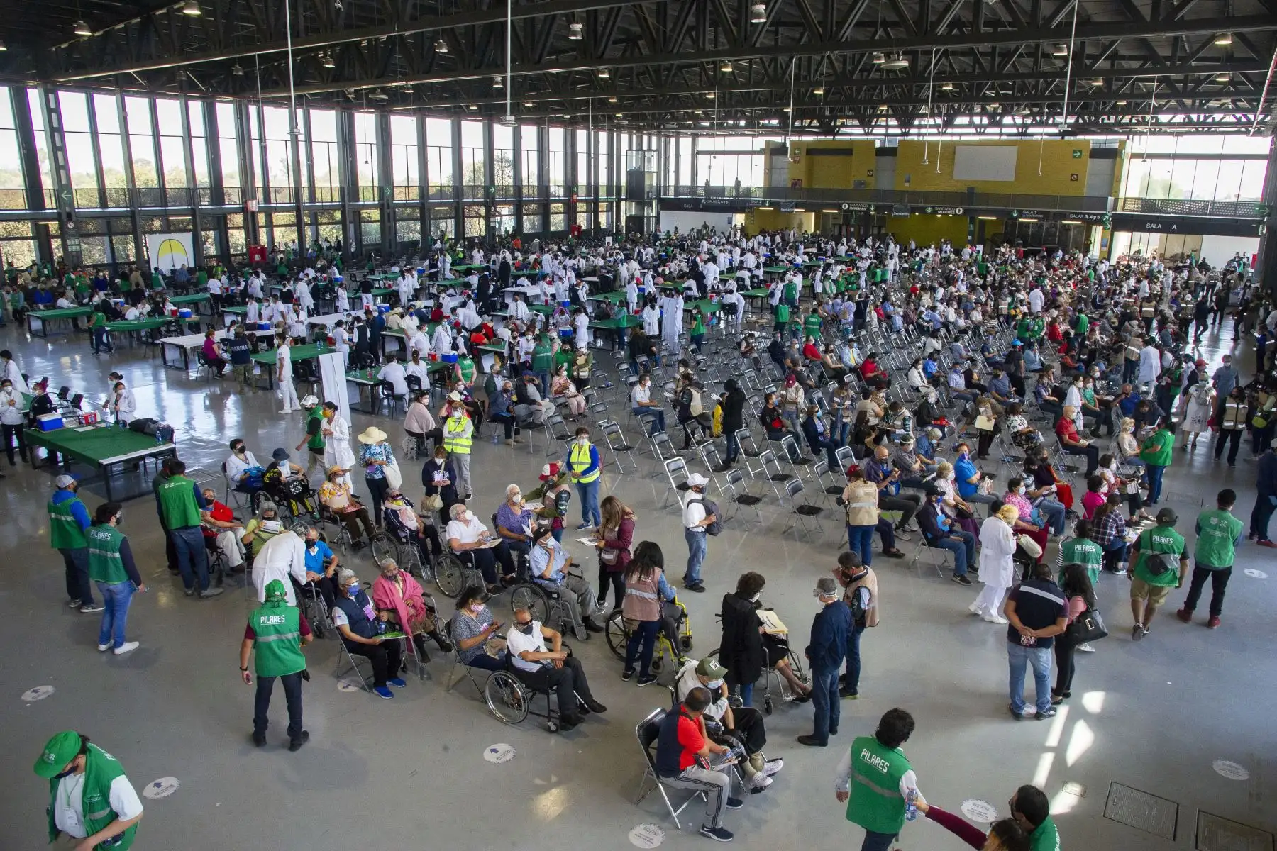 Personas esperan recibir una dosis de la vacuna Pfizer-BioNTech contra COVID-19 en el centro de vacunación instalado en el Centro de Exposiciones y Congresos de Ciudad Universitaria en Coyoacán, Ciudad de México, el 24 de marzo de 2021. Foto: AFP