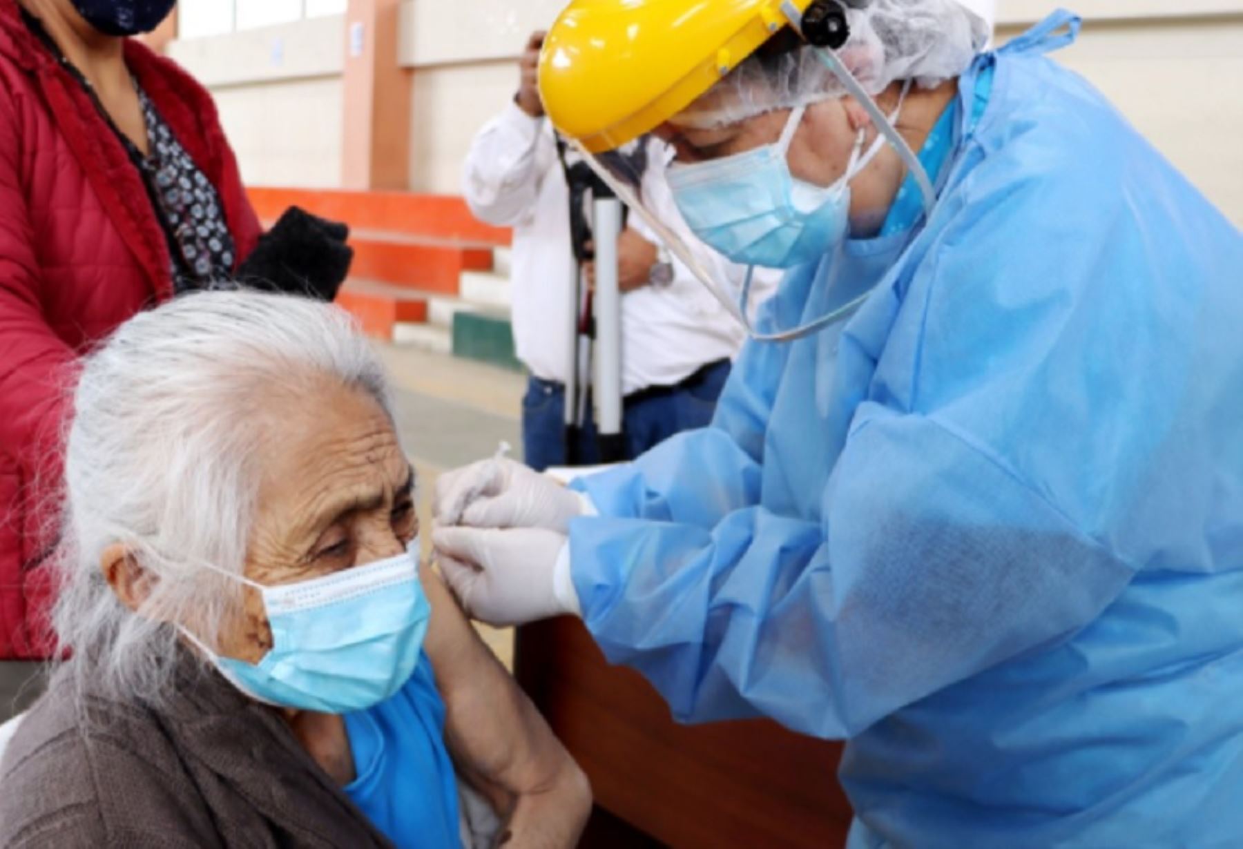La Dirección Regional de Salud (Diresa) de Cajamarca inició la vacunación a un total 1,170 adultos mayores de 80 años afiliados al Seguro Integral de Salud (SIS), quienes reciben la primera dosis del laboratorio Pfizer contra el covid-19.