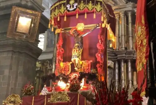 El Señor de los Temblores, patrón jurado de la ciudad de Cusco bendijo a su pueblo desde el interior de la Basílica Catedral, tras una homilía oficiada en la víspera por el arzobispo de Cusco, monseñor Richard Alarcón Urrutia. Foto: Arzobispado de Cusco.