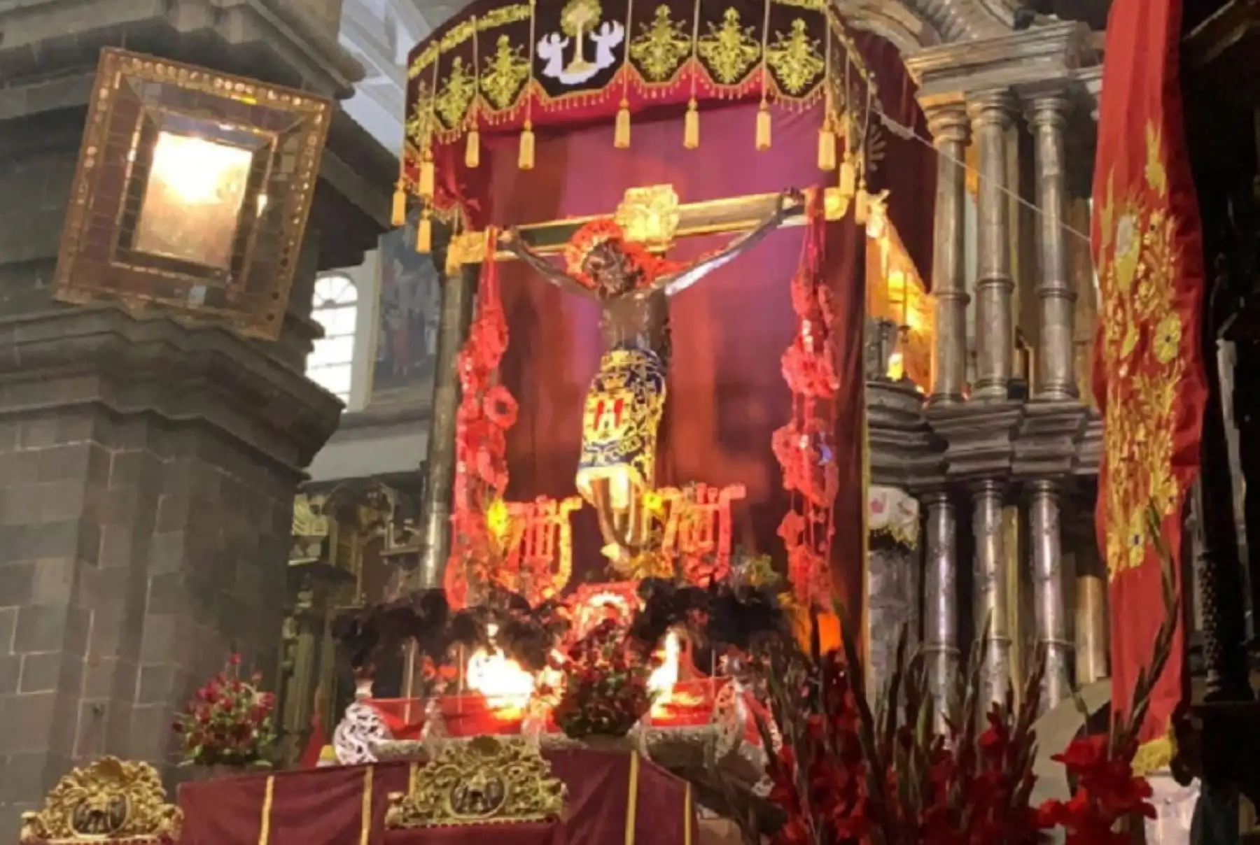 El Señor de los Temblores, patrón jurado de la ciudad de Cusco bendijo a su pueblo desde el interior de la Basílica Catedral, tras una homilía oficiada en la víspera por el arzobispo de Cusco, monseñor Richard Alarcón Urrutia. Foto: Arzobispado de Cusco.