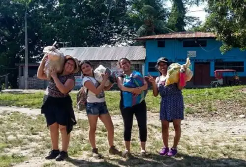 Dallana Espinoza Calle y sus compañeras Katherin Carbajal Salas, Carolina Ccaccya Vergara, Gabriela Huanca Huamani y Nathaly Lopez Tafur realizaron el proyecto “Creando saberes: sociedades revaloradas en comunidades de Chinchaycocha”, que consistió en promover líderes que puedan ser agentes de cambio.