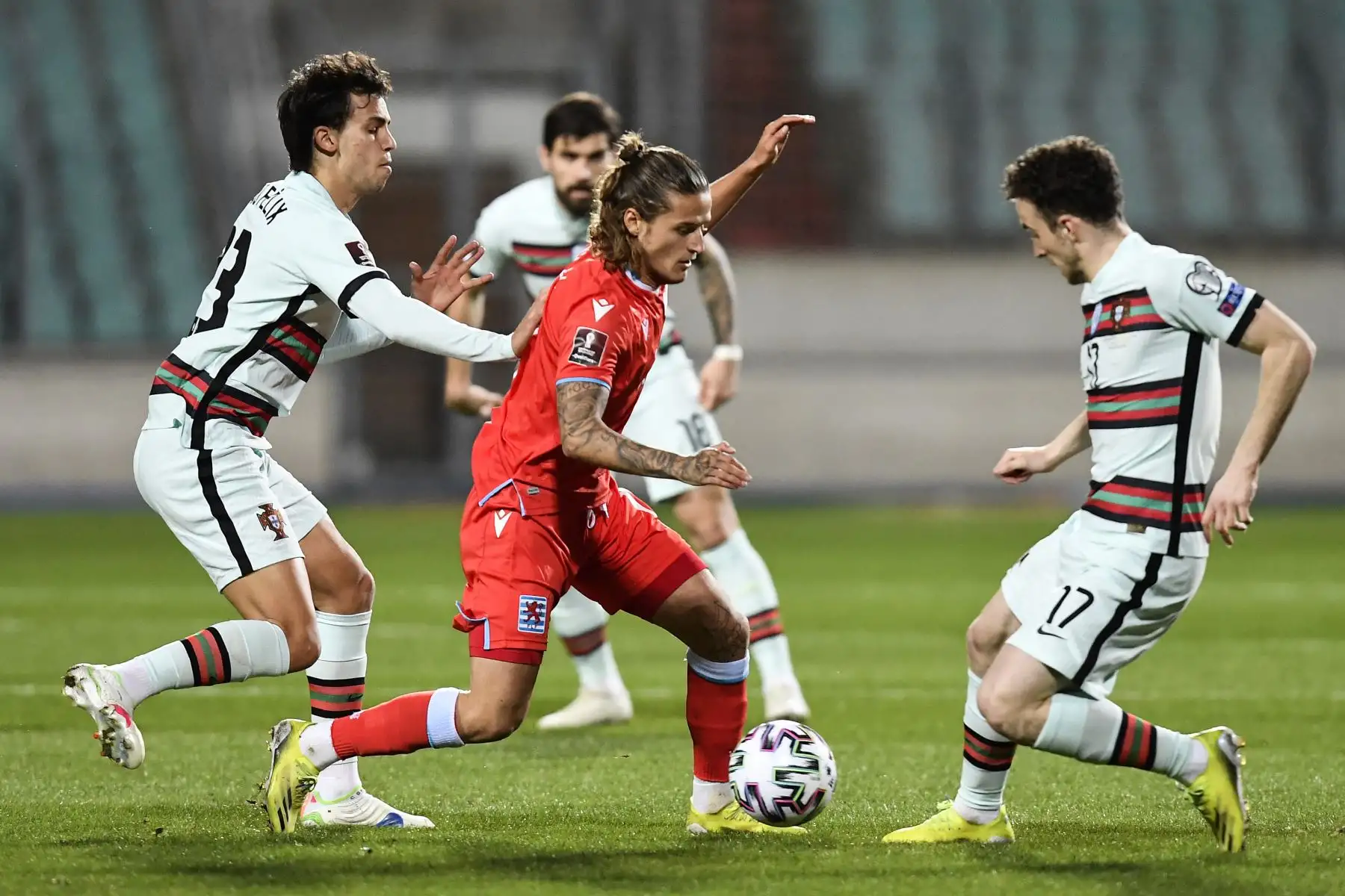 El centrocampista de Luxemburgo Vincent Thill lucha por el balón con el delantero de Portugal Joao Felix y el delantero de Portugal Diogo Jota durante la clasificación de la Copa Mundial de la FIFA Qatar 2022. Foto: AFP