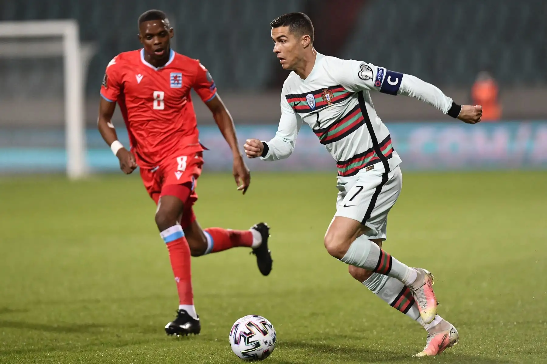 El delantero portugués Cristiano Ronaldo pelea por el balón con el centrocampista luxemburgués Christopher Martins Pereira durante el partido de clasificación del Grupo A para la Copa Mundial de la FIFA Qatar 2022. Foto: AFP