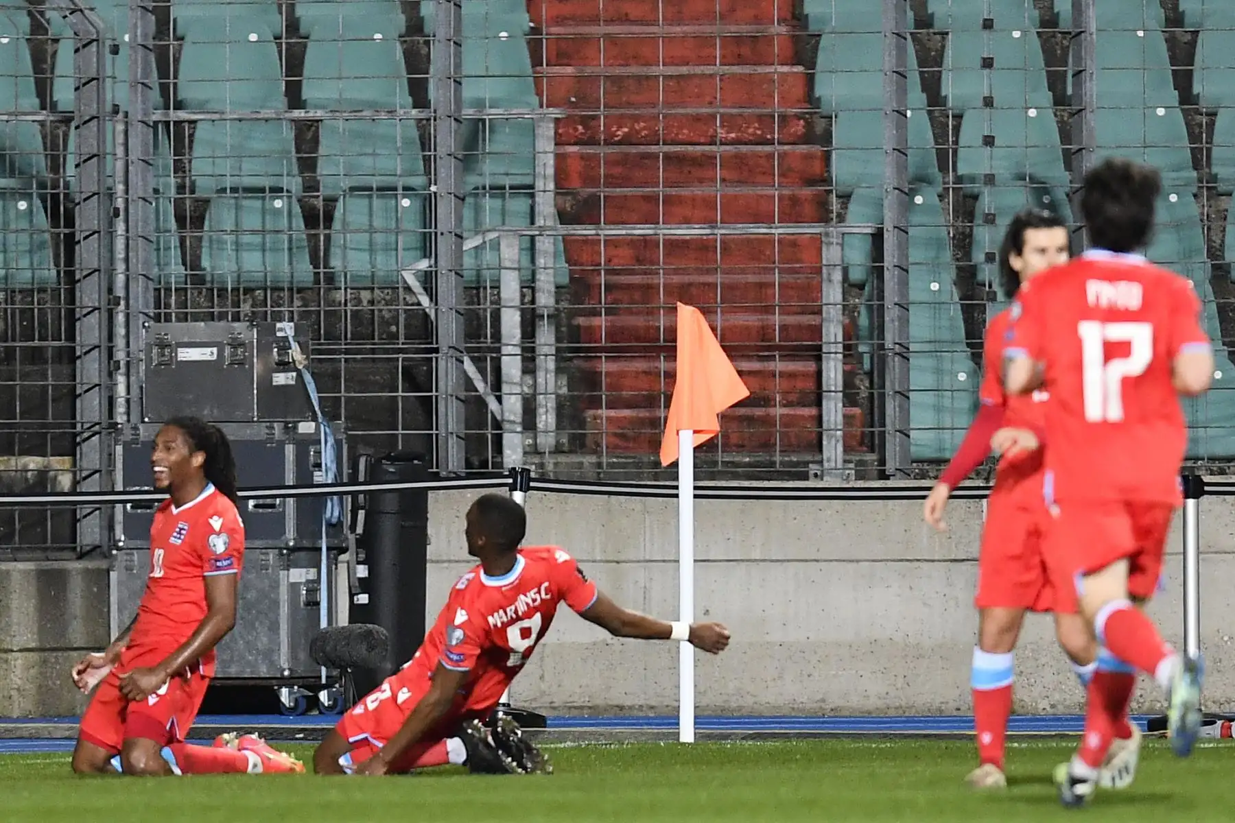 El delantero luxemburgués Gerson Rodrigues celebra con sus compañeros tras marcar un gol durante el partido de clasificación del Grupo A para la Copa Mundial de la FIFA Qatar 2022. Foto. AFP