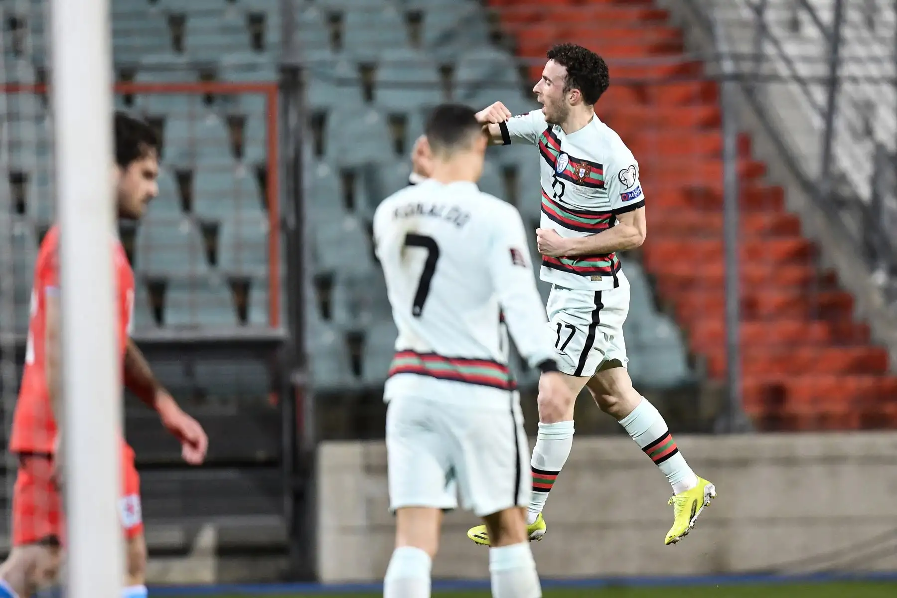 El delantero portugués Diogo Jota celebra tras marcar un gol durante el partido de clasificación del Grupo A para la Copa Mundial de la FIFA Qatar 2022. Foto: AFP