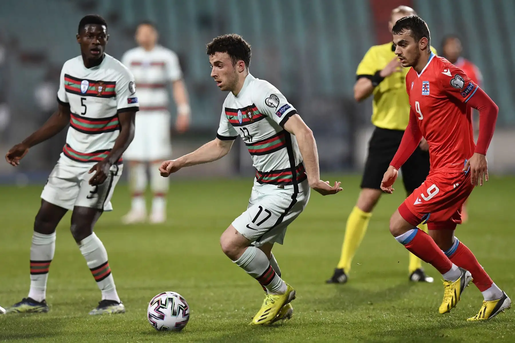 El delantero portugués Diogo Jota controla el balón durante el partido de clasificación del Grupo A para la Copa Mundial de la FIFA Qatar 2022. Foto: AFP