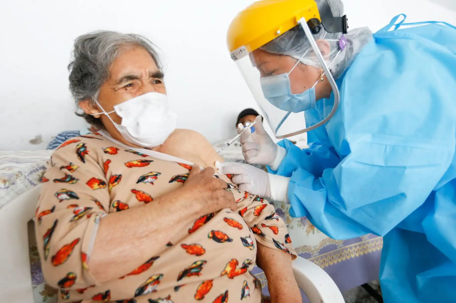 Adultos mayores de 80 años del hogar Canevaro reciben segunda dosis de vacun, contra el covid-19. Foto: ANDINA/Minsa