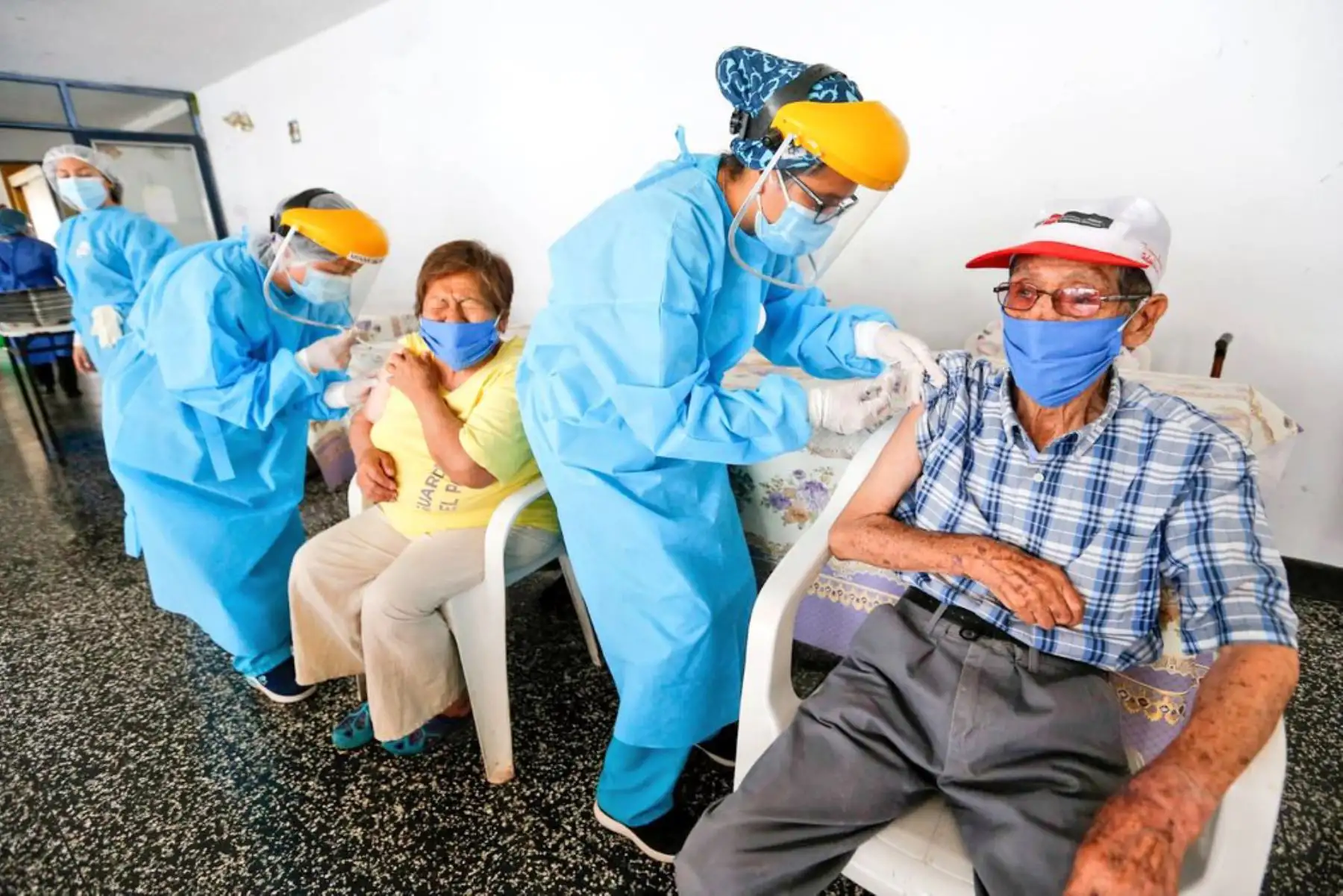 Adultos mayores de 80 años del hogar Canevaro reciben segunda dosis de vacun, contra el covid-19. Foto: ANDINA/Minsa