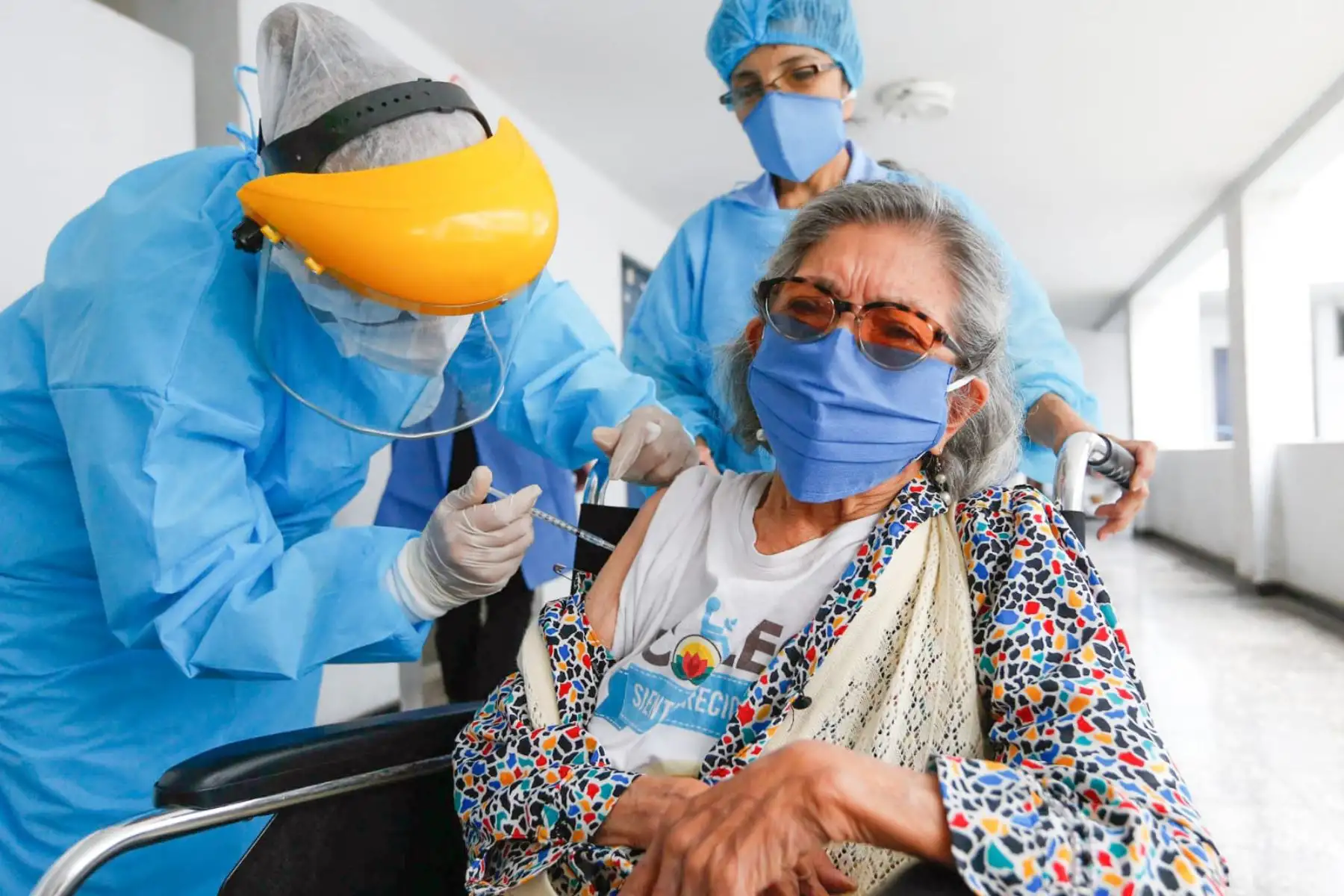 Adultos mayores de 80 años del hogar Canevaro reciben segunda dosis de vacun, contra el covid-19. Foto: ANDINA/Minsa