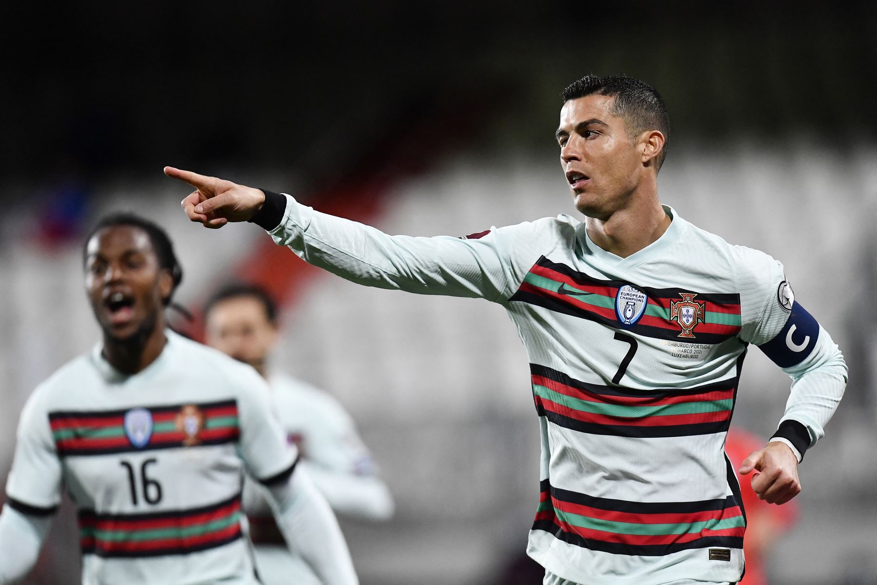 El delantero portugués Cristiano Ronaldo celebra con sus compañeros tras marcar un gol durante el partido de clasificación del Grupo A para la Copa Mundial de la FIFA Qatar 2022. Foto: AFP
