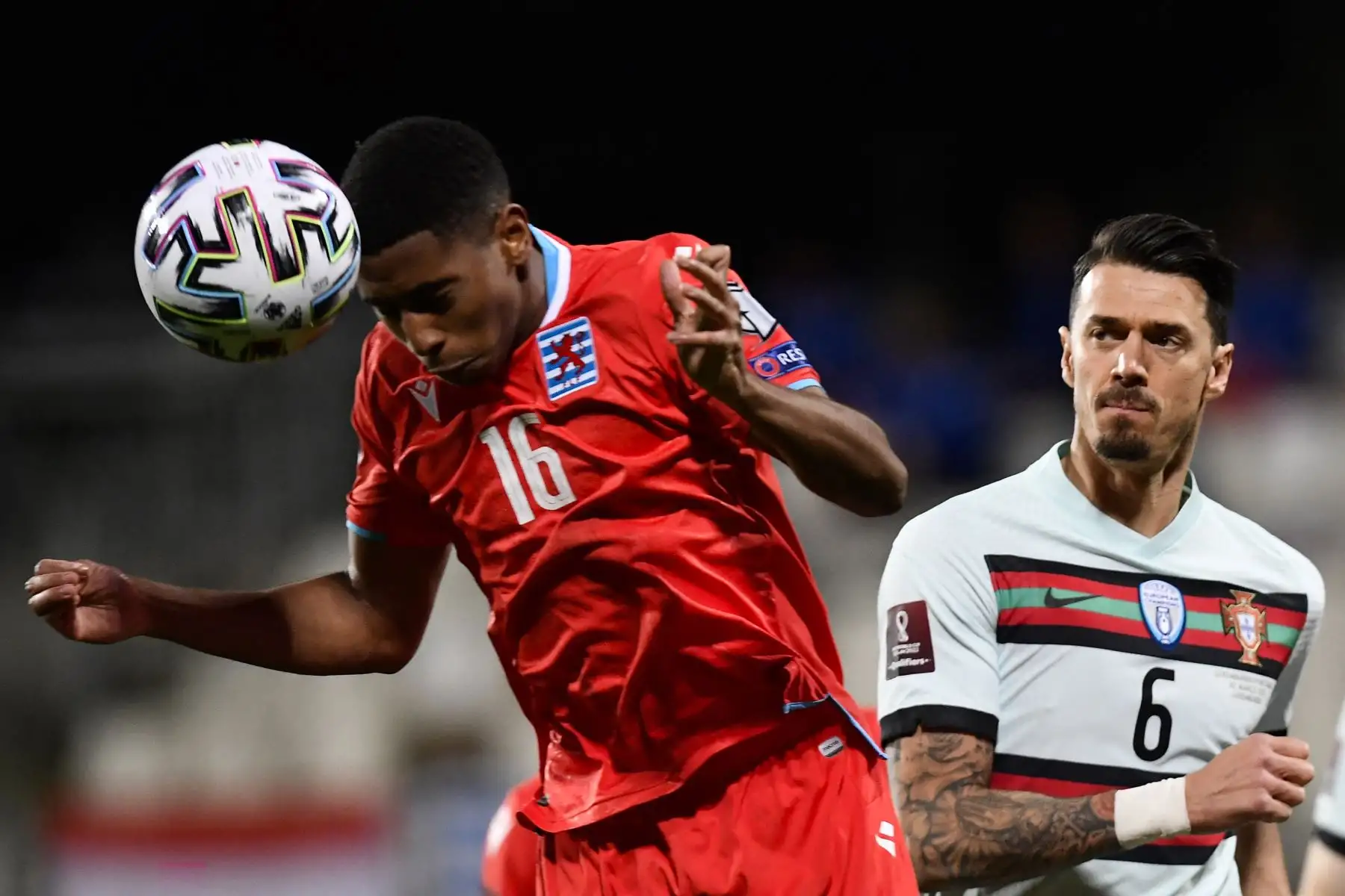 El centrocampista luxemburgués Leandro Barreiro cabecea el balón junto al defensor portugués José Fonte durante el partido de clasificación del Grupo A para la Copa Mundial de la FIFA Qatar 2022. Foto: AFP