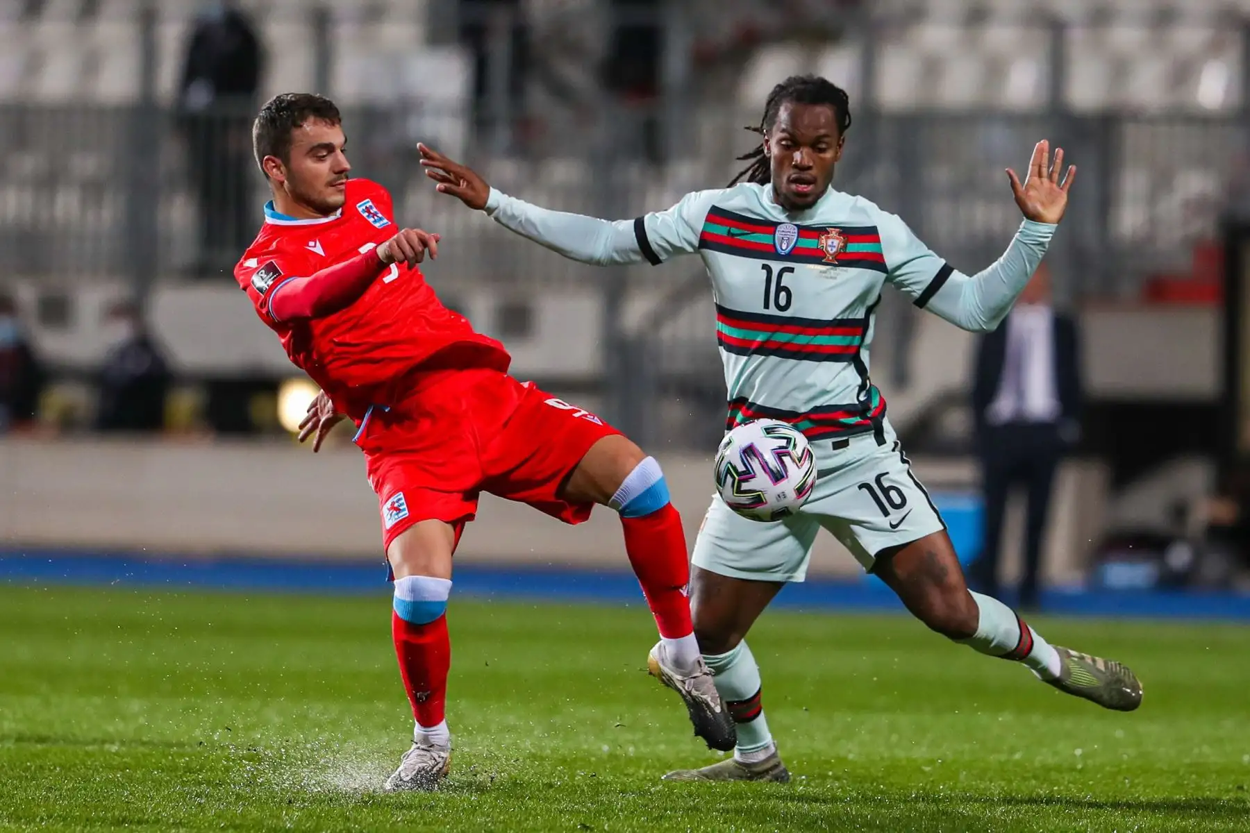 El portugués Renato Sanches en acción contra el luxemburgués Danel Sinani durante el partido de clasificación para la Copa Mundial de la FIFA 2022. Foto: EFE