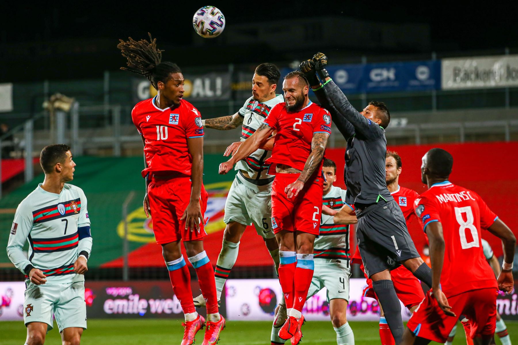 El portugués Jose Fonte en acción contra el luxemburgués Maxime Chanot durante el partido de clasificación para la Copa Mundial Qatar 2022. Foto: EFE