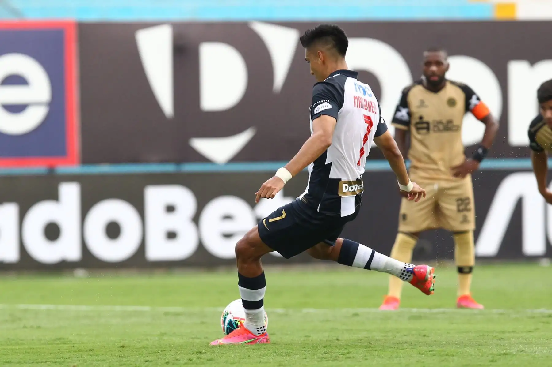 José Manzaneda de Alianza Lima marca de penal el 1-1 ante Cusco FC por la Liga 1, en el estadio Alberto Gallardo. Foto: Liga 1