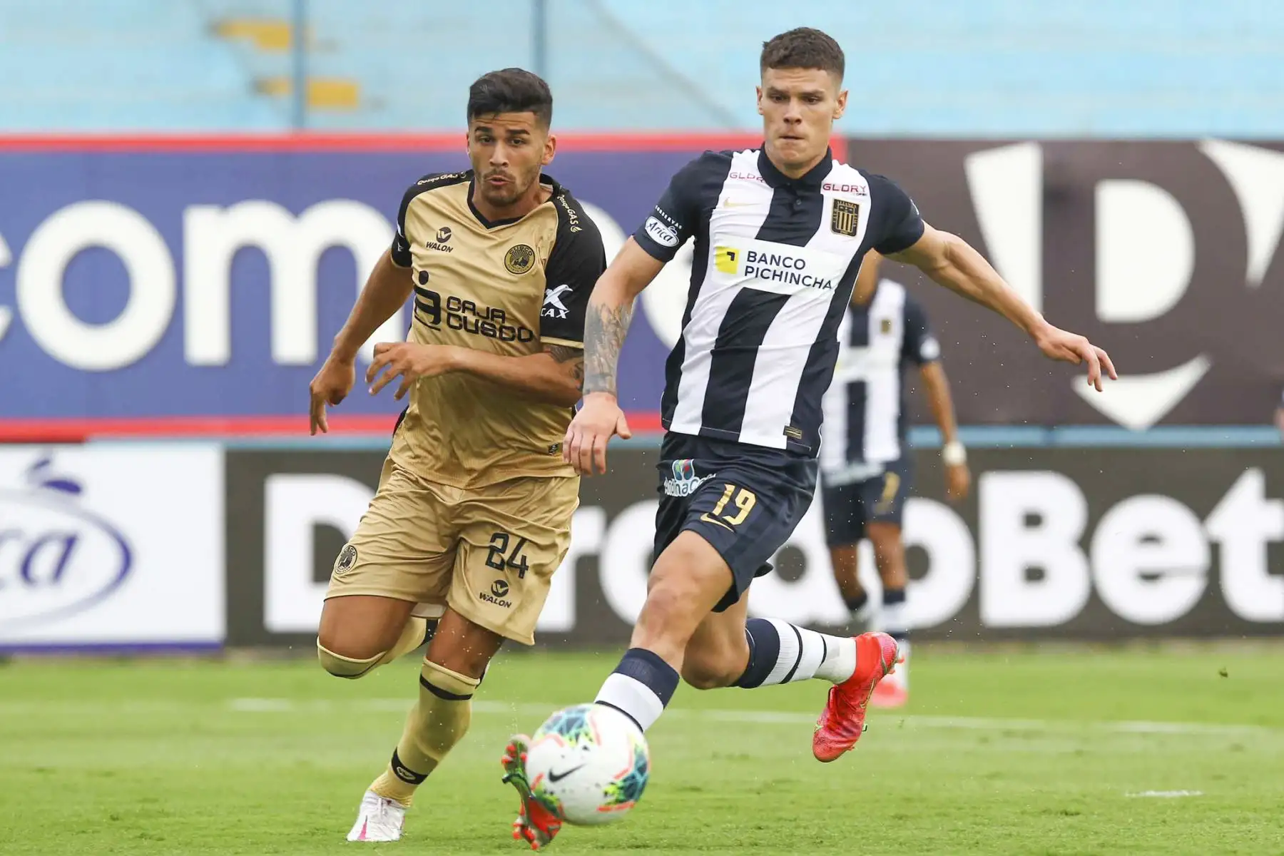 S. Gonzáles de Alianza se enfrenta por el balón ante G. Rizzo de Cusco FC durante partido por la Liga 1, en el estadio Alberto Gallardo. Foto: Liga 1