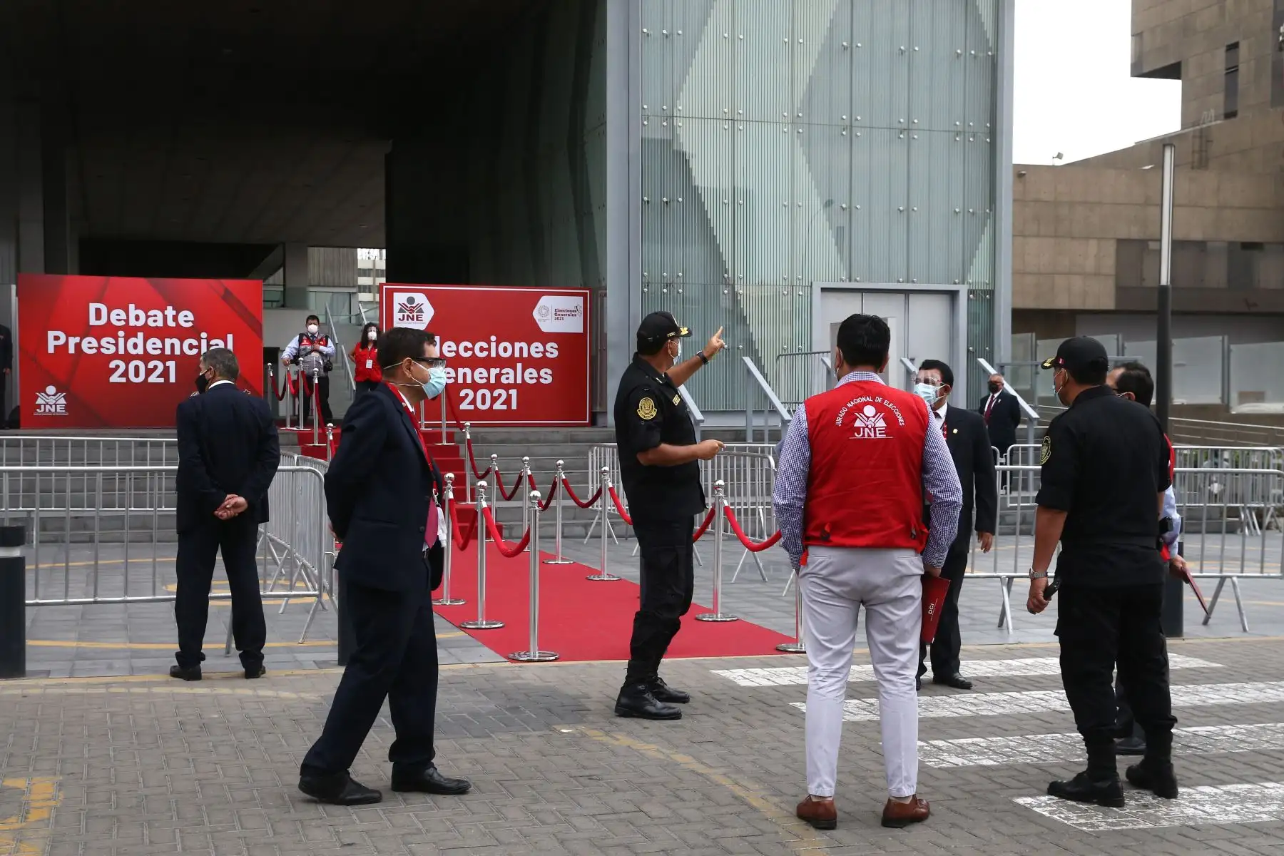 Exteriores del Centro de Convenciones de Lima, donde se realizará el debate de los candidatos presidenciales, organizado por el Jurado Nacional de Elecciones. 
Foto: ANDINA/Vidal Tarqui