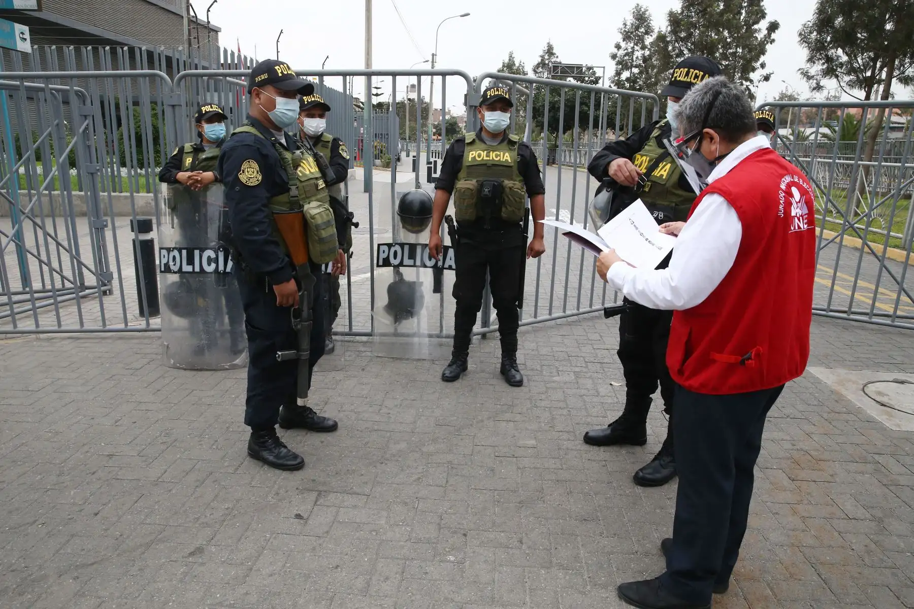 Exteriores del Centro de Convenciones de Lima, donde se realizará el debate de los candidatos presidenciales, organizado por el Jurado Nacional de Elecciones. 
Foto: ANDINA/Vidal Tarqui
